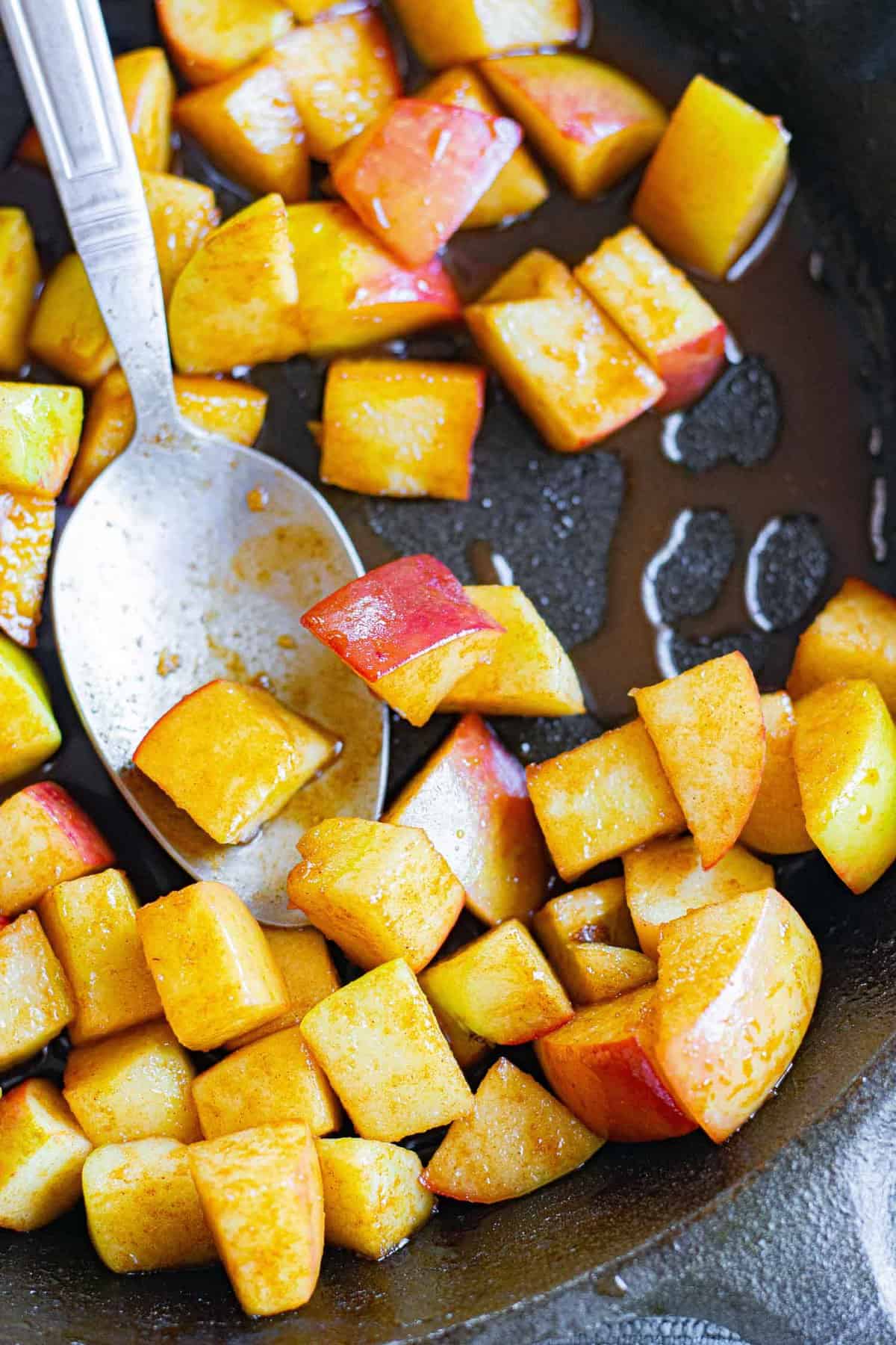 Topping de manzana en una sartén negra.