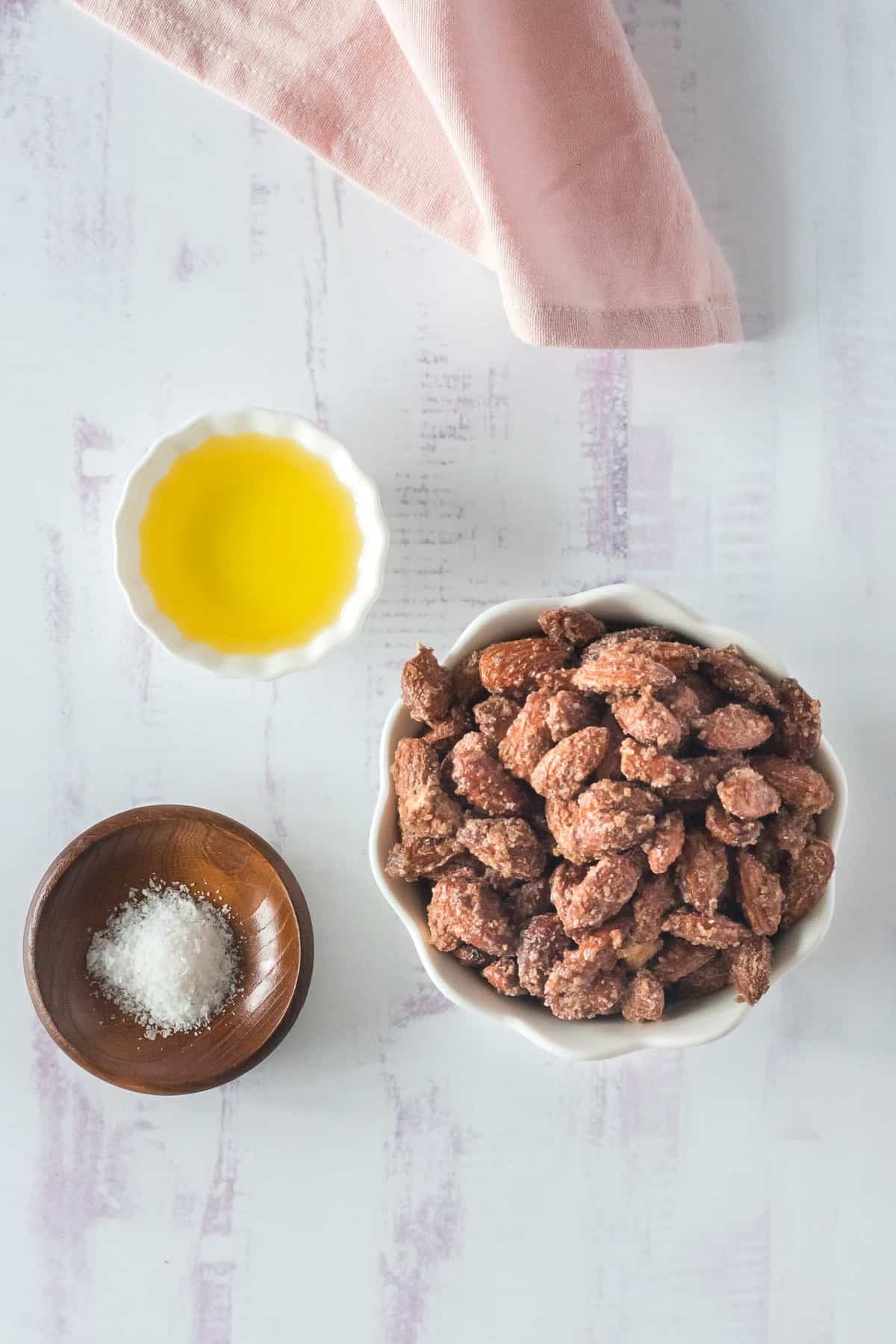 Vista aérea de los ingredientes en cuencos: almendras, sal y aceite.