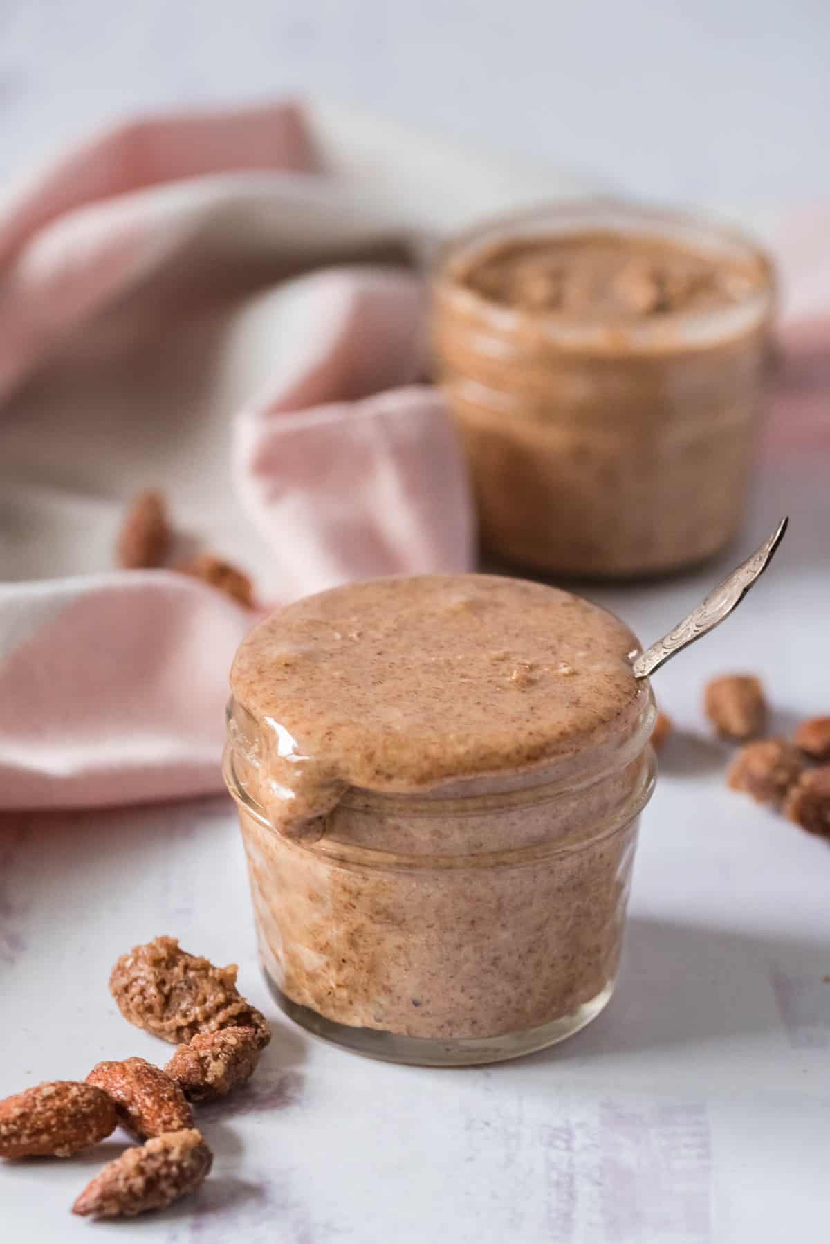 Mantequilla de almendra suave en un tarro.