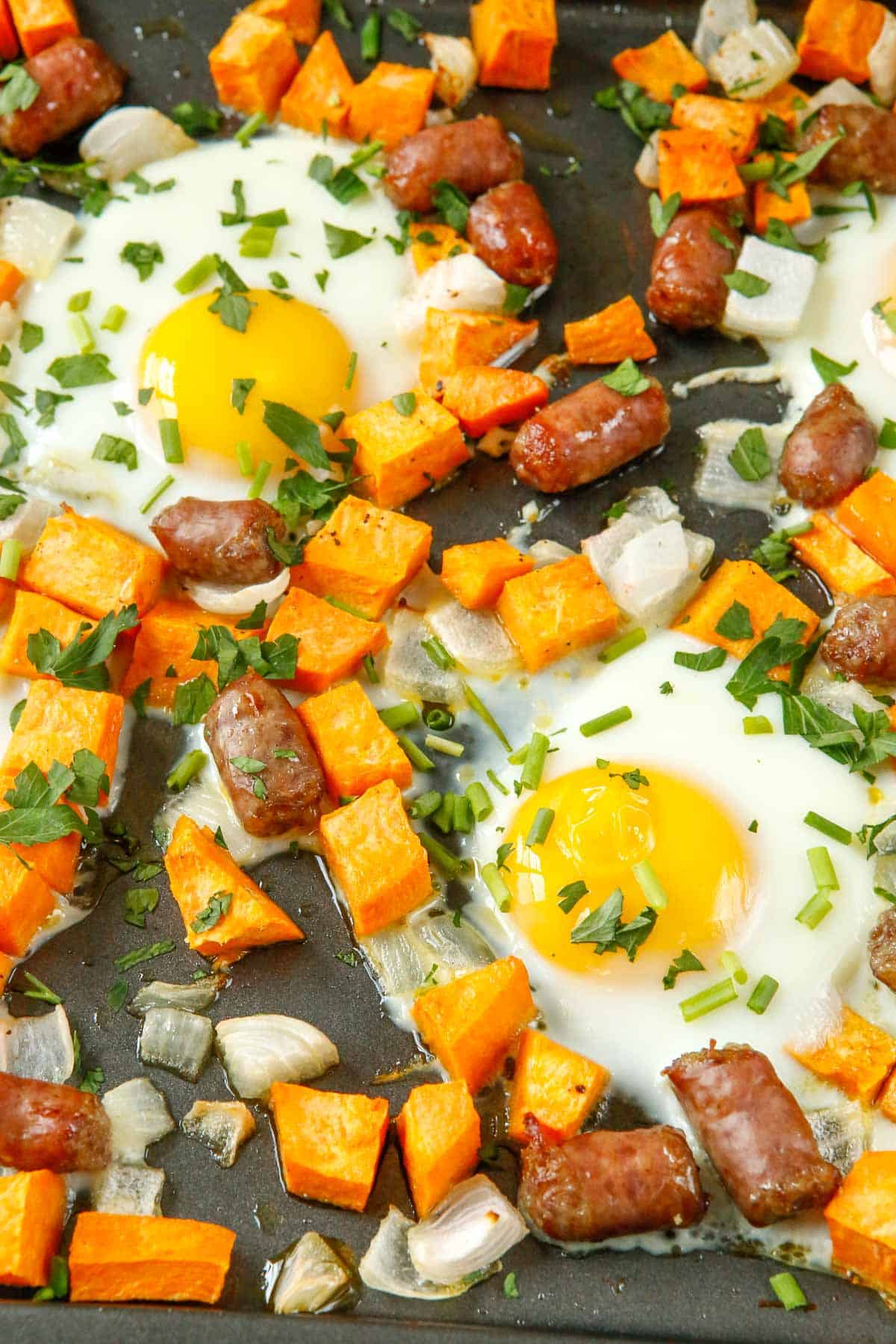 Primer plano de hash de desayuno en bandeja.