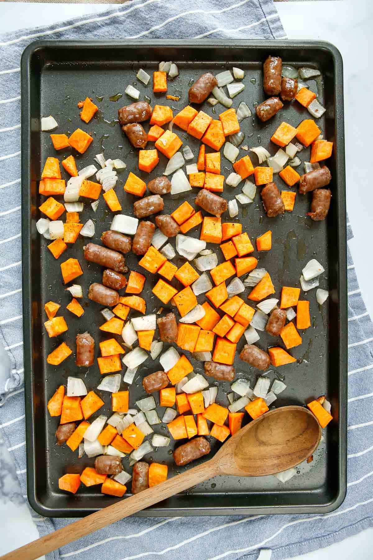 Batatas, cebollas y salchicha parcialmente cocidas.