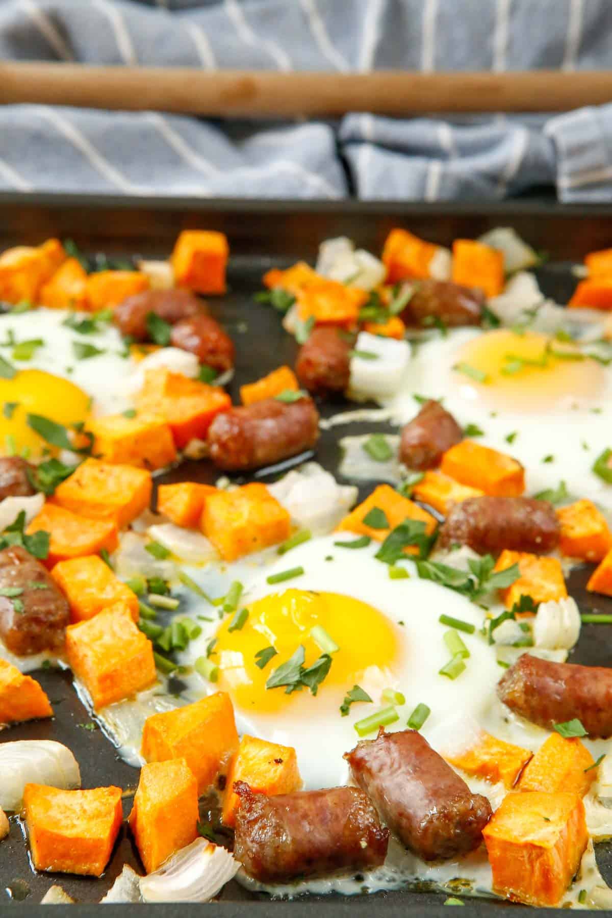 Huevos, salchicha y batatas en una bandeja.