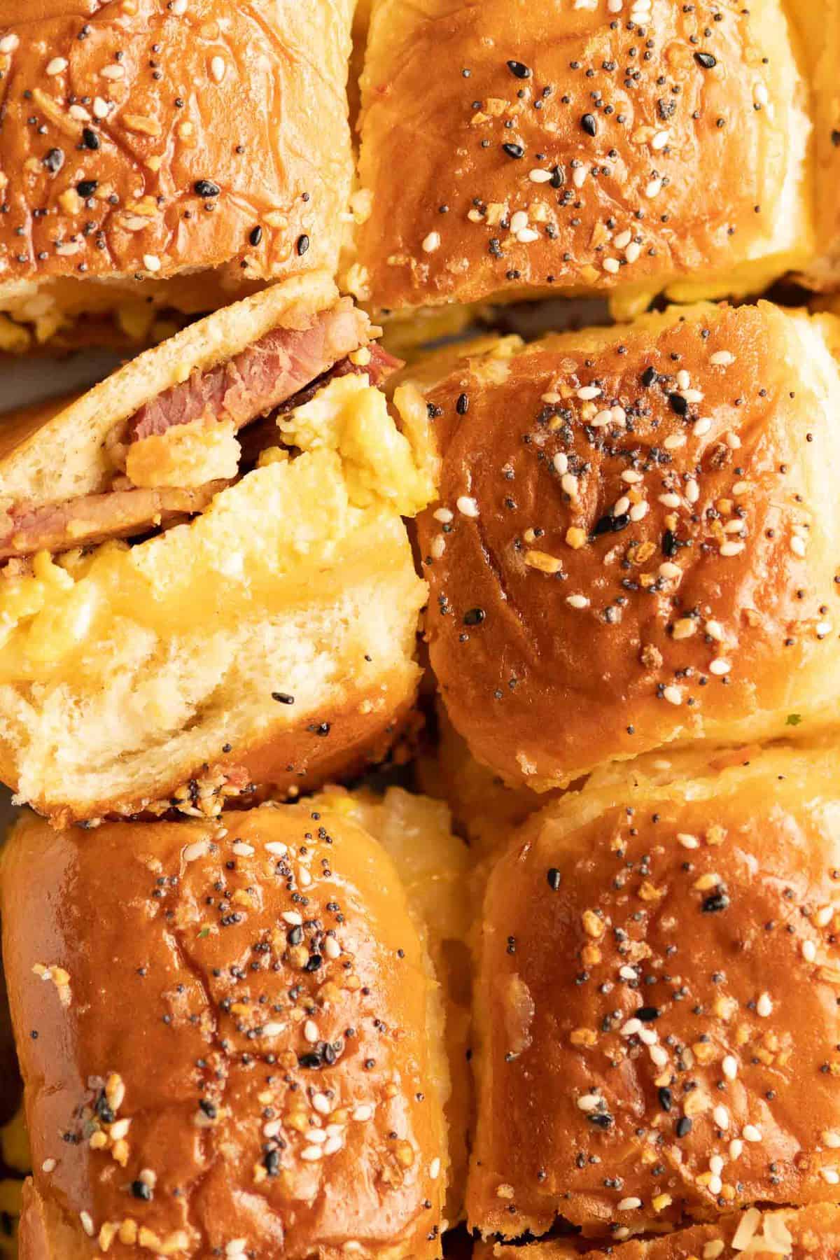 Sliders en una bandeja, uno volteado para mostrar el relleno.