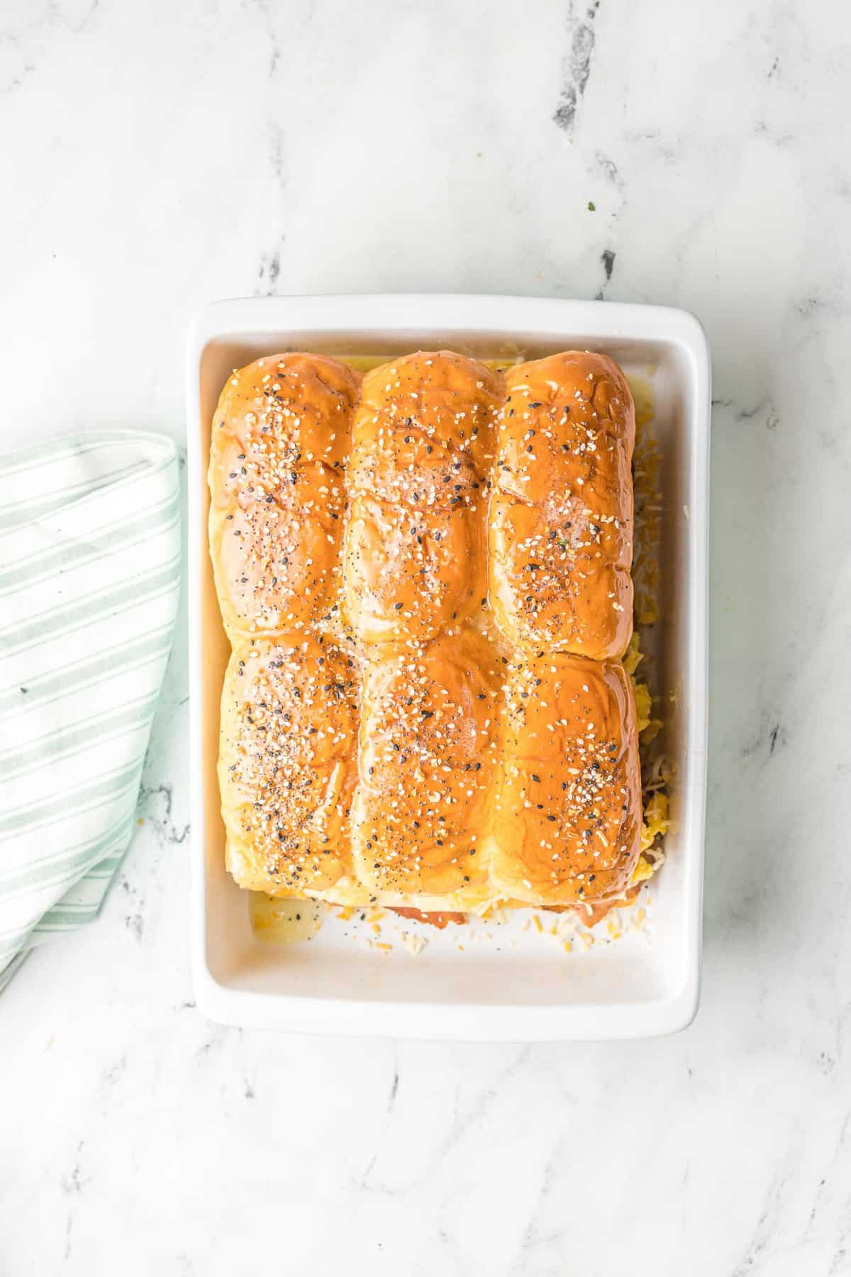 Sliders en un molde antes de ser horneados.