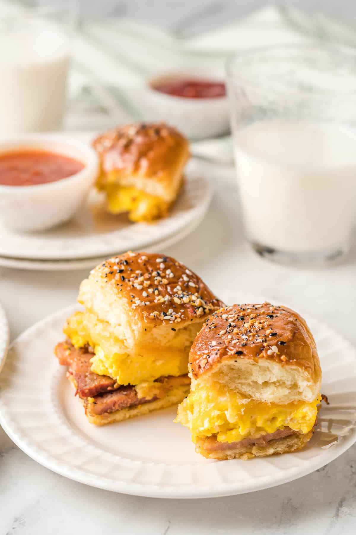 Dos sliders en un pequeño plato blanco.