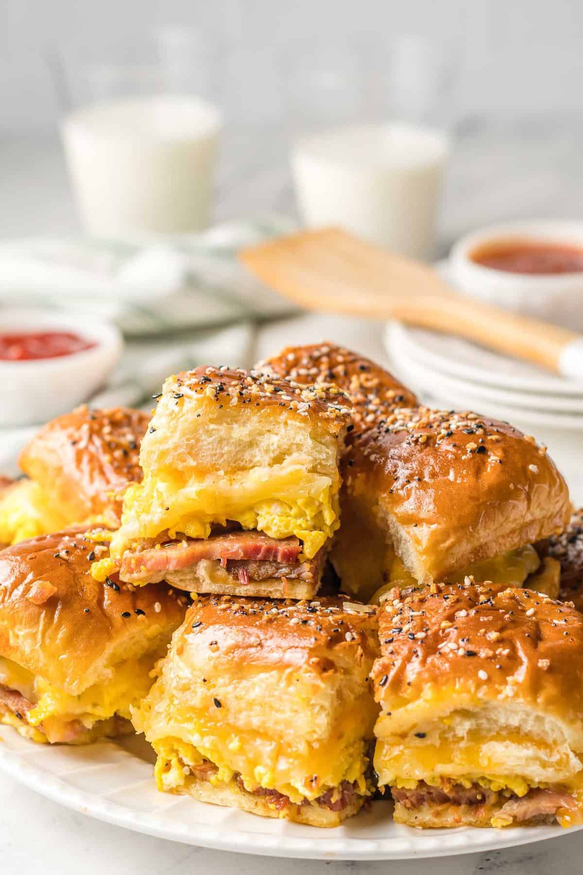 Montón de sliders de huevo y jamón.