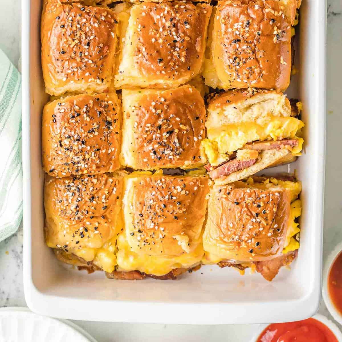 Deslizadores de desayuno con bagel todo en uno