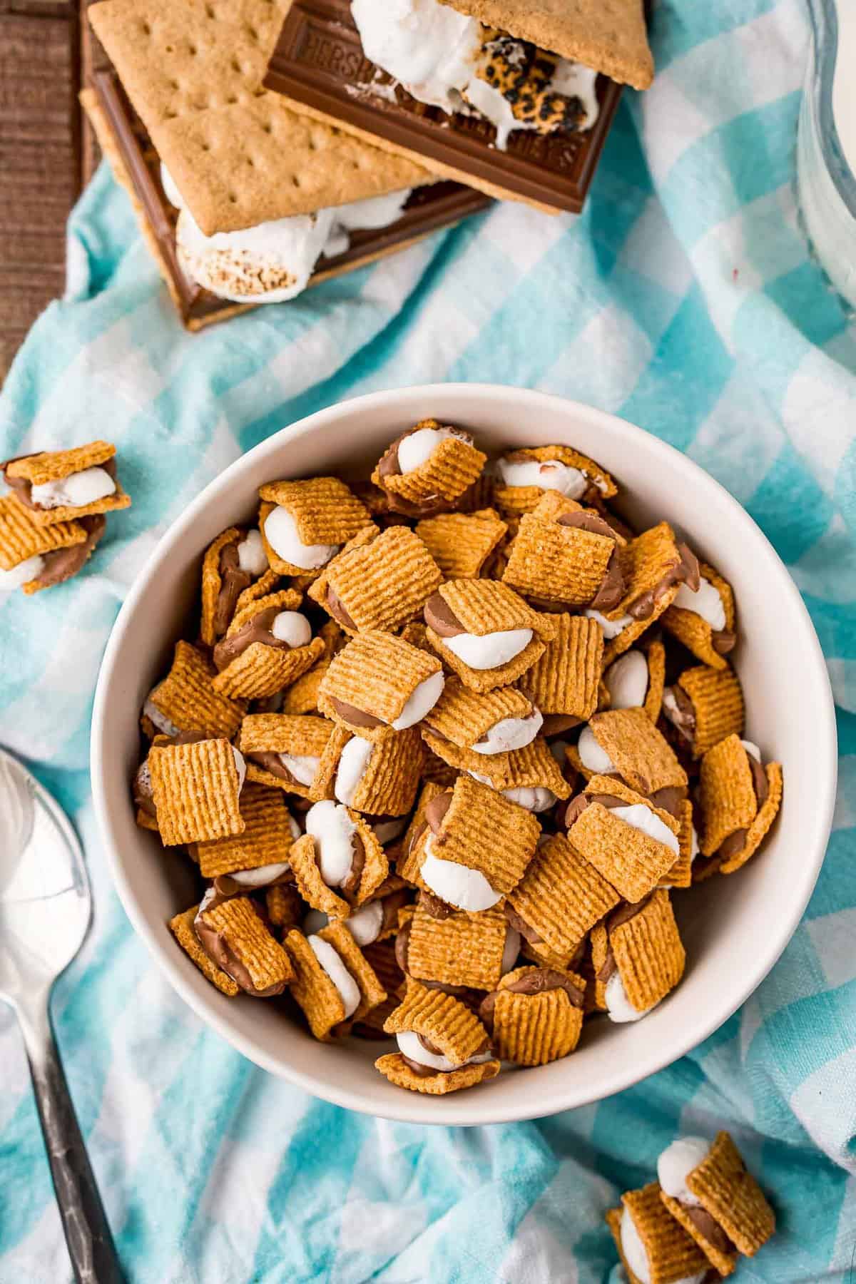 Cereal en un tazón blanco.