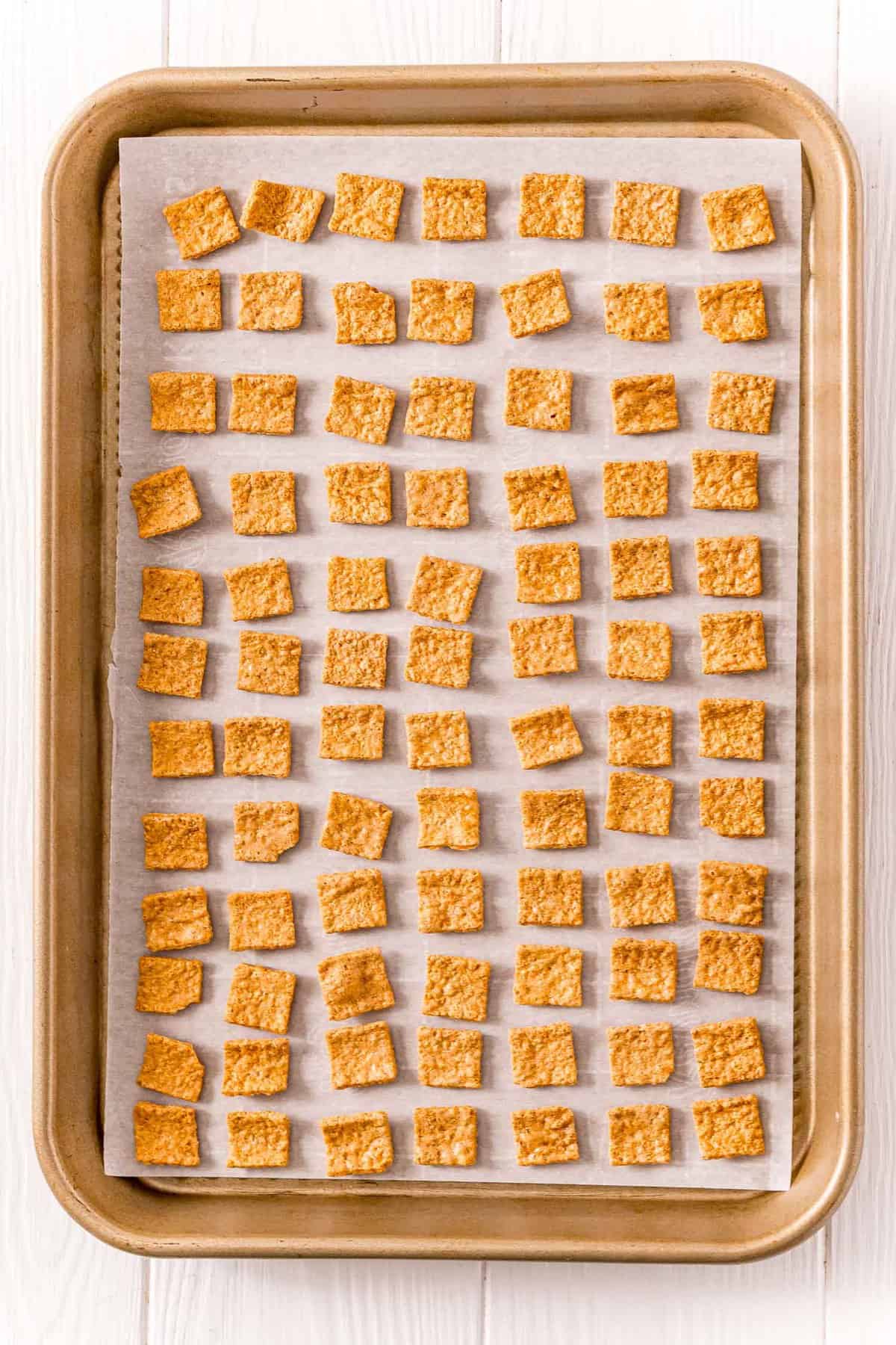 Cereal Golden Graham dispuesto en una bandeja de horno.