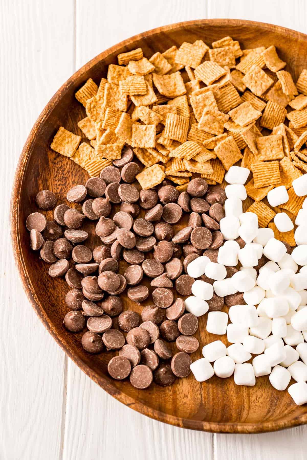 Cereal Golden Graham, chispas de chocolate y malvaviscos en una bandeja de madera grande.