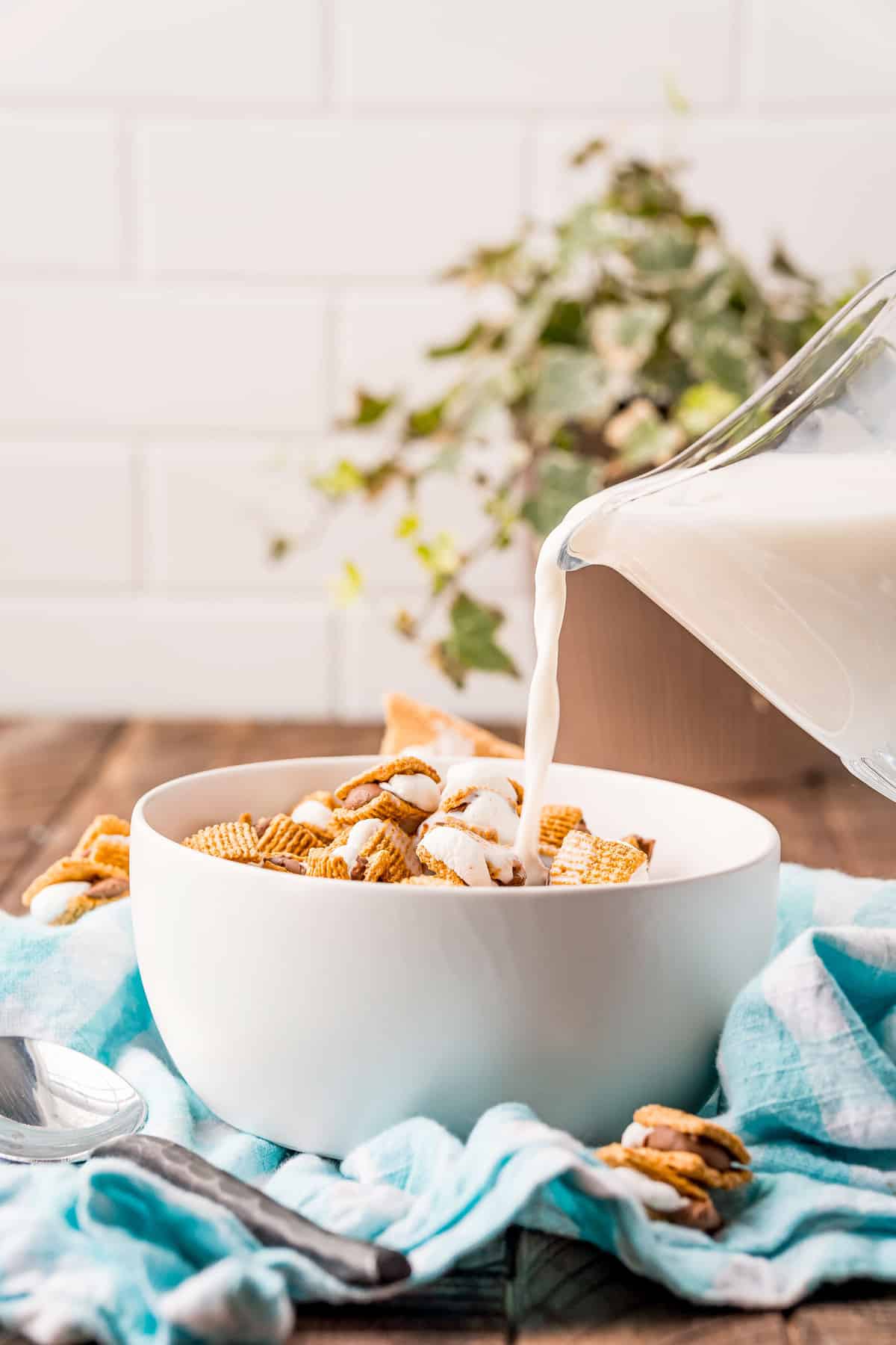 Leche siendo vertida en un tazón de cereal.