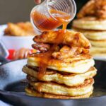 Panqueques de Pollo Picante con Jarabe de Arce Sriracha