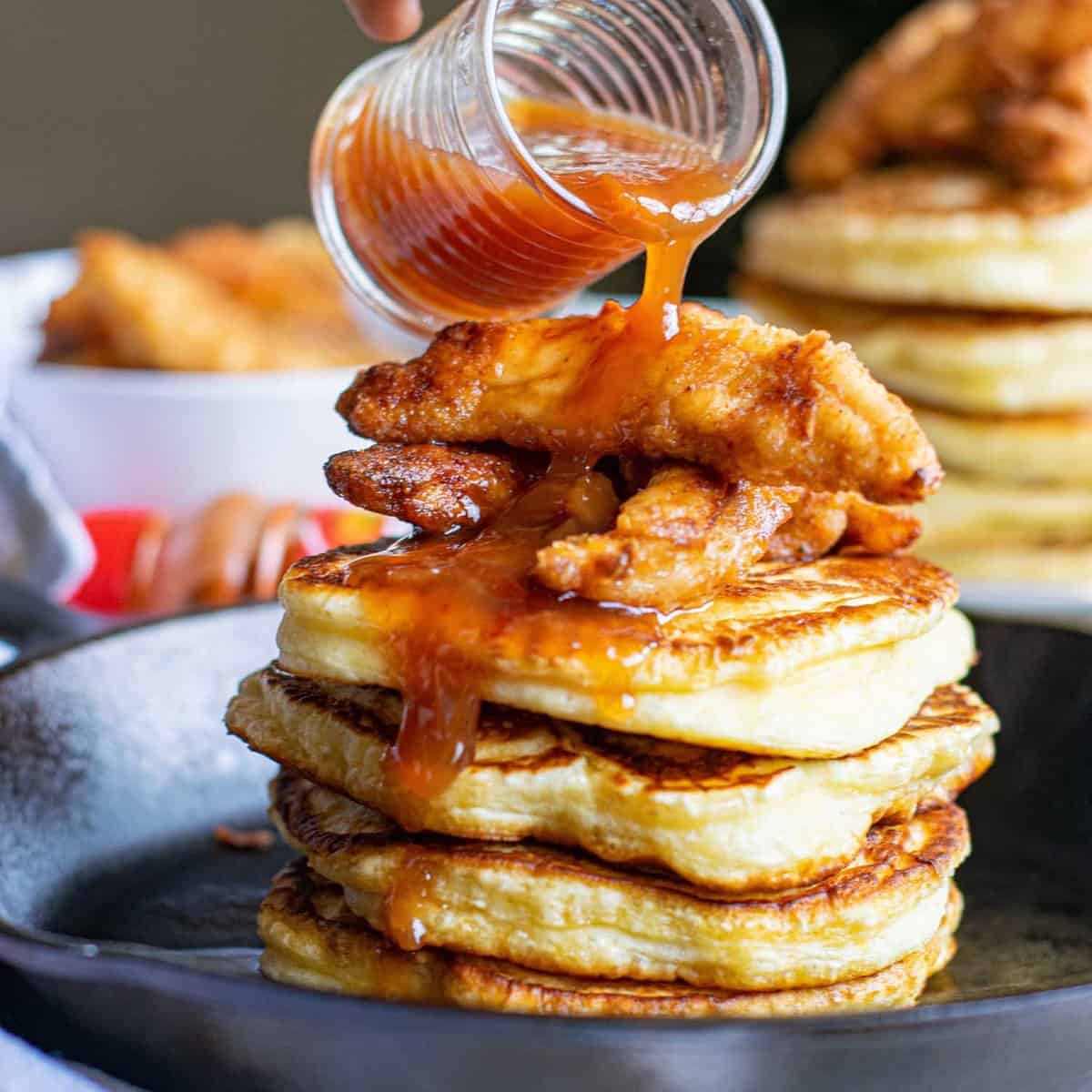 Panqueques de Pollo Picante con Jarabe de Arce Sriracha