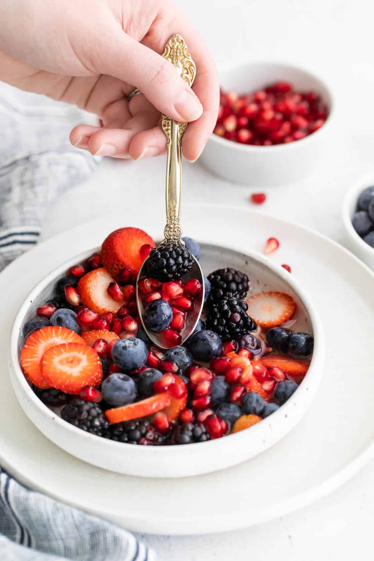 Frutas frescas en una cuchara
