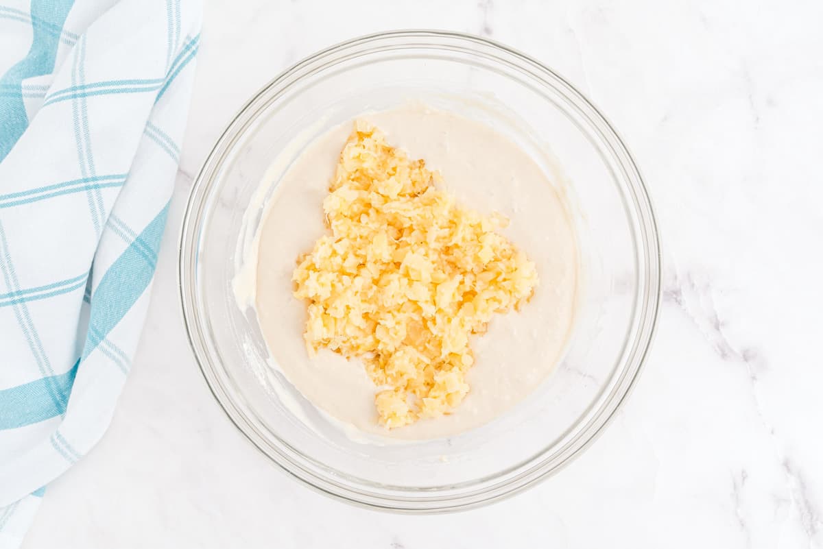 Masa para panqueques cubierta con piña triturada.