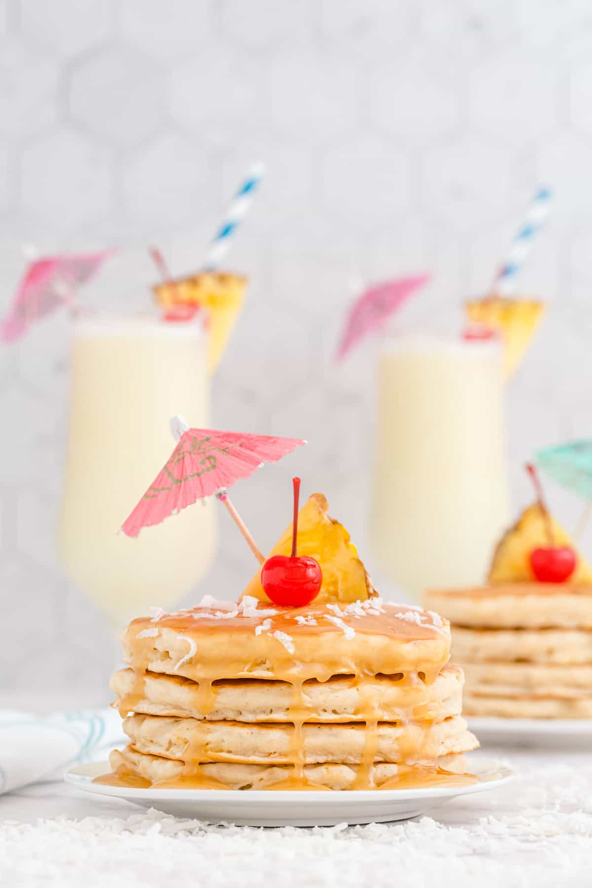 Panqueques con piñas coladas al fondo.