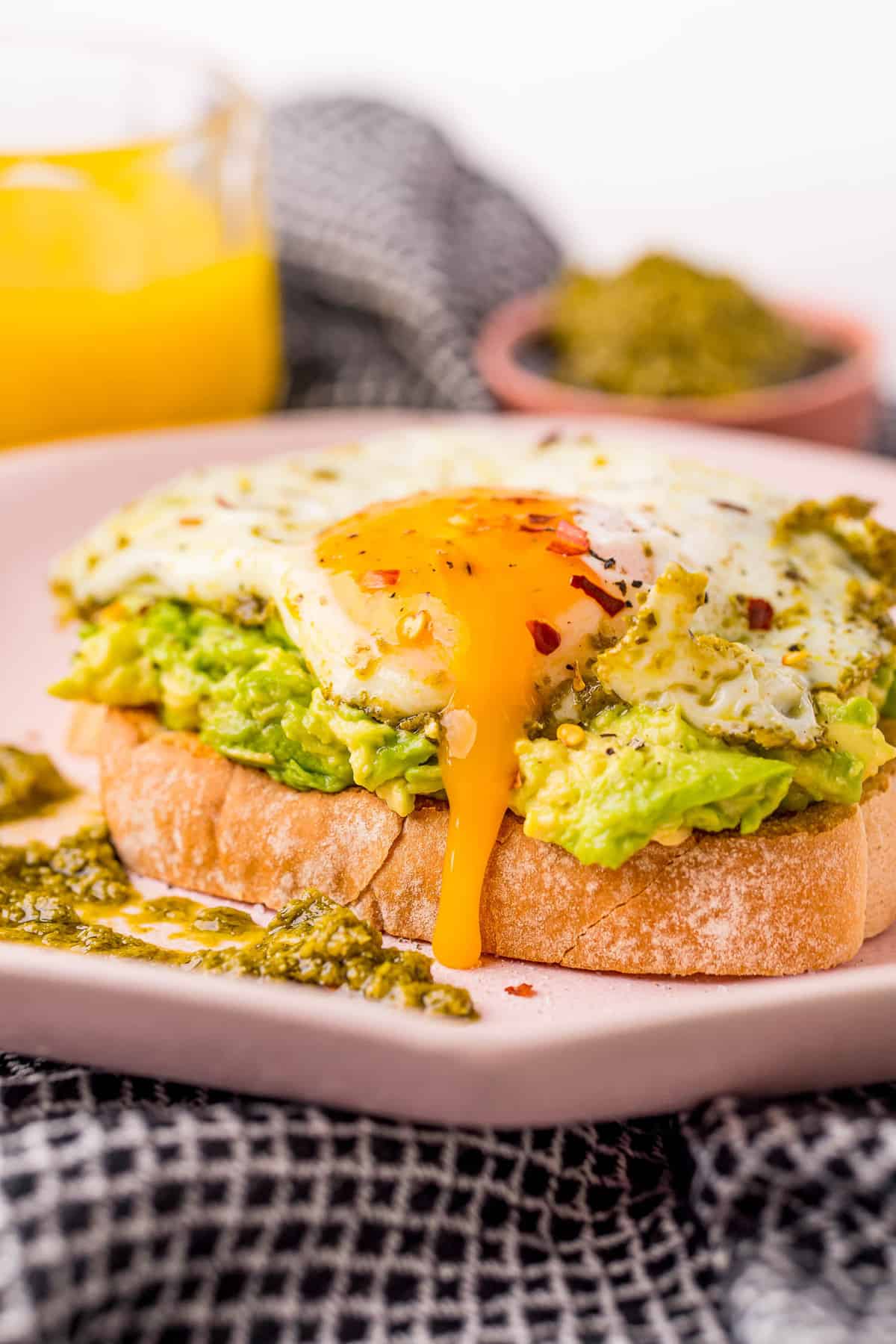 Huevo con yema líquida sobre tostada de aguacate.
