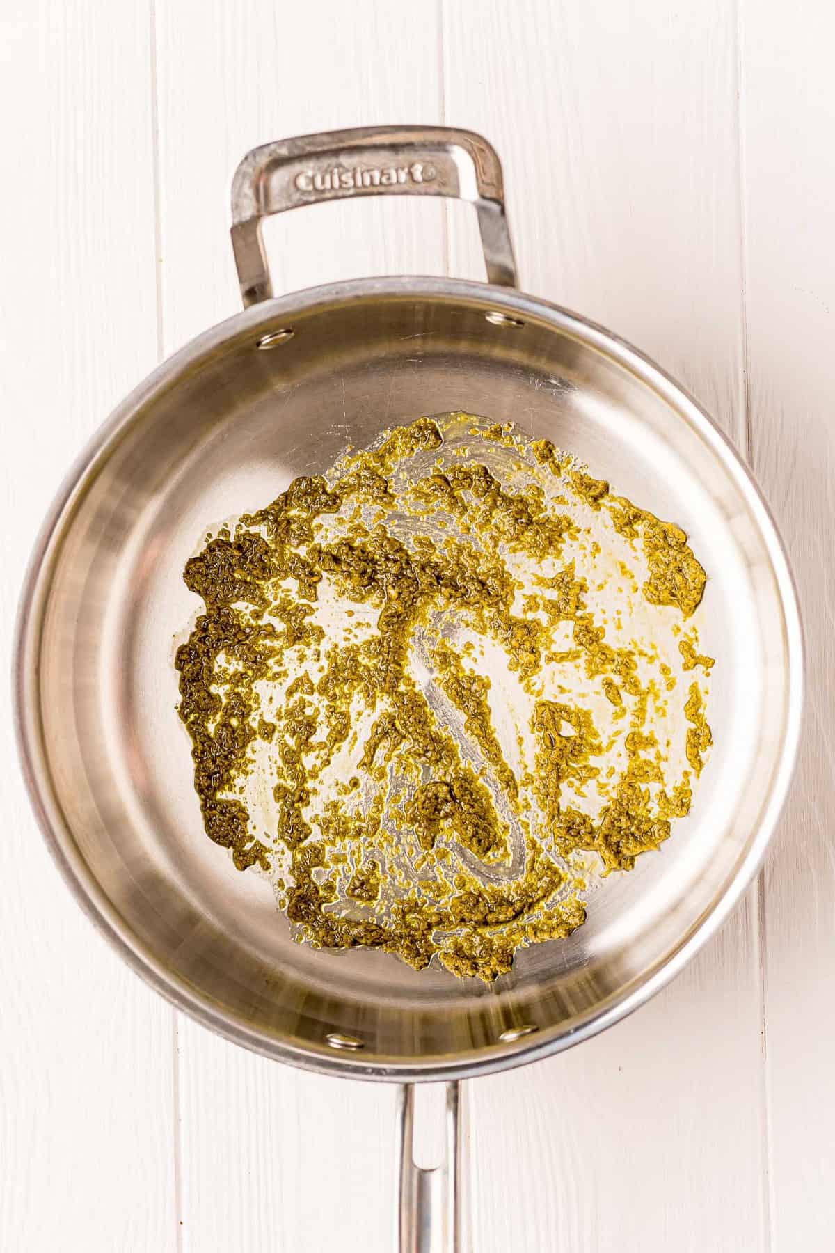 Pesto en una sartén