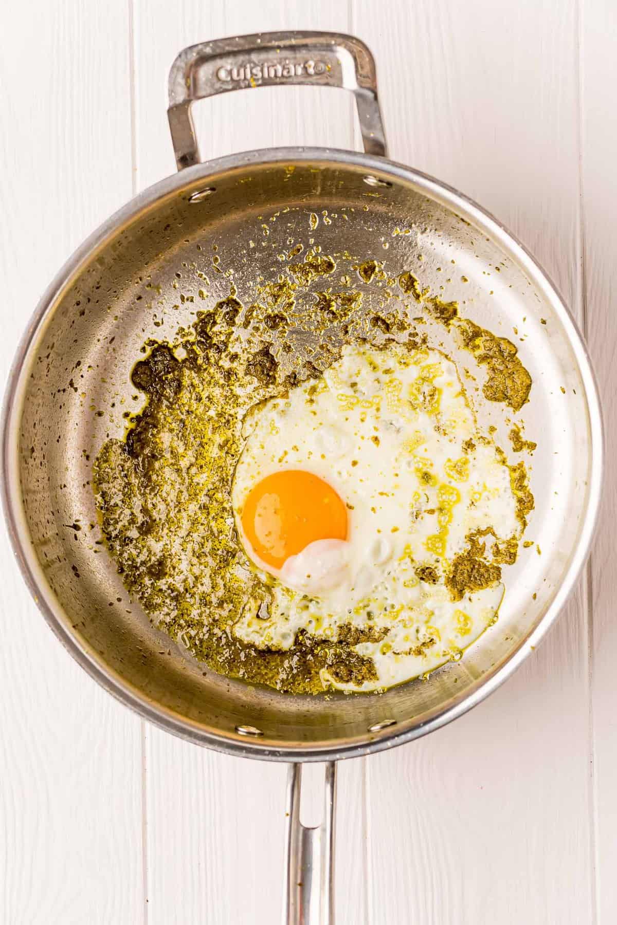 Huevo en sartén con pesto.