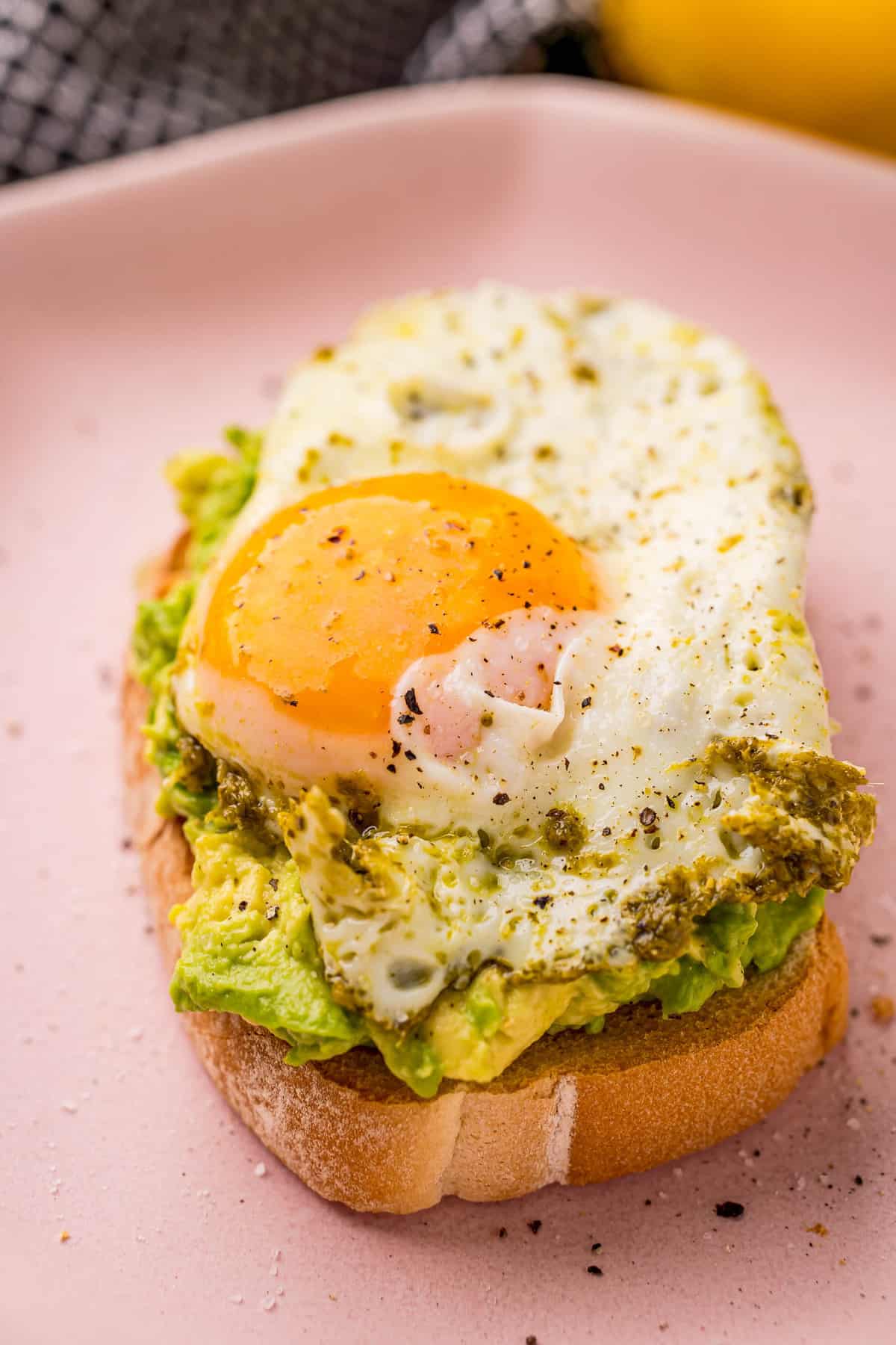 Close up de huevo al pesto en un plato.