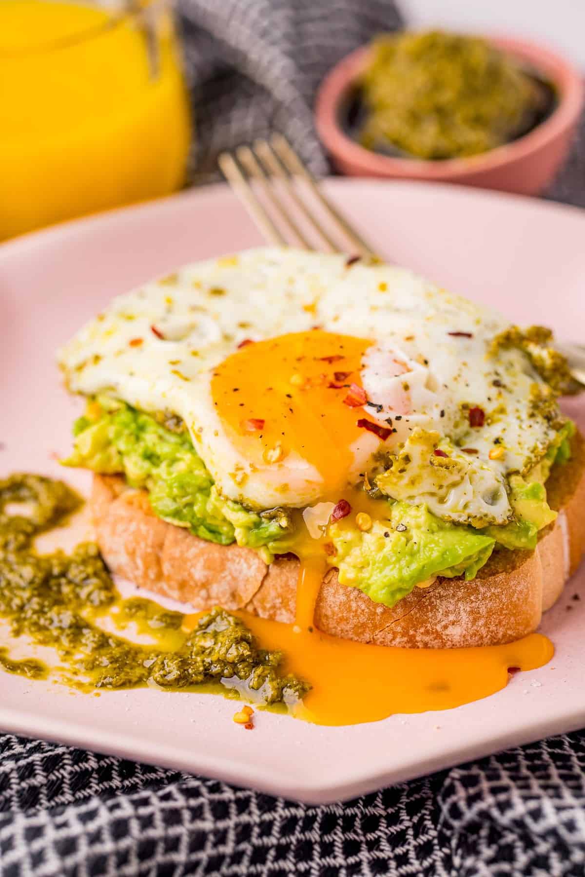 Tostada de aguacate cubierta con un huevo líquido.