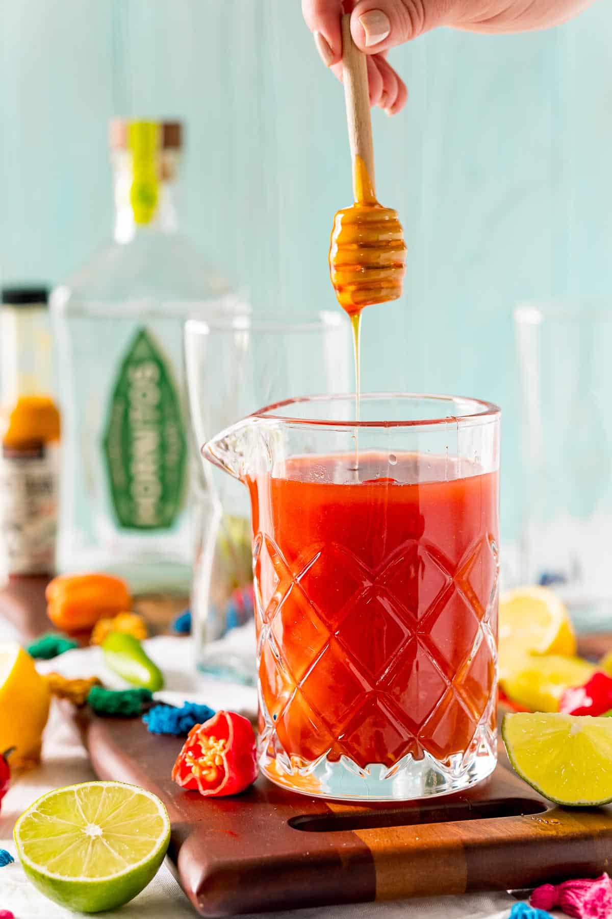 Miel siendo añadida al jugo de tomate