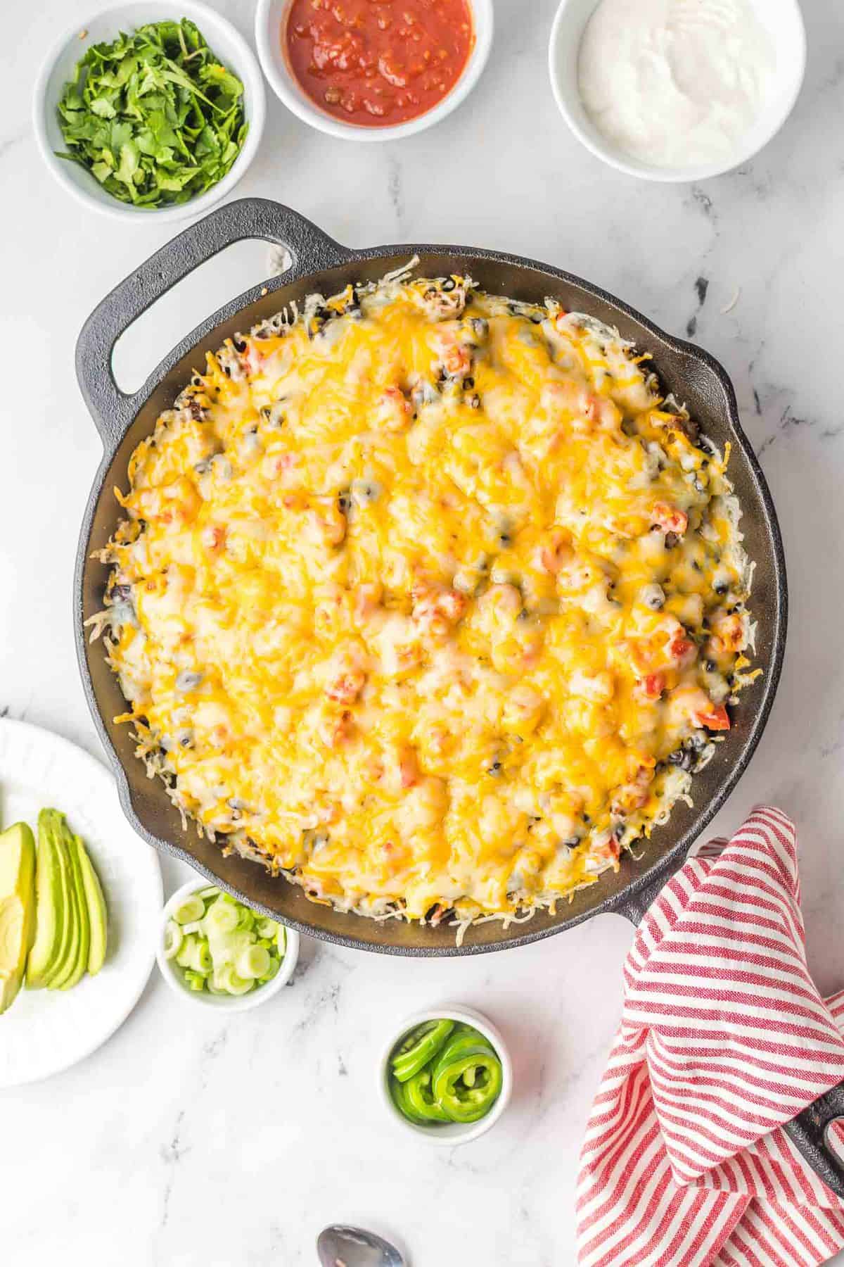 Queso derretido sobre una bandeja de nachos.