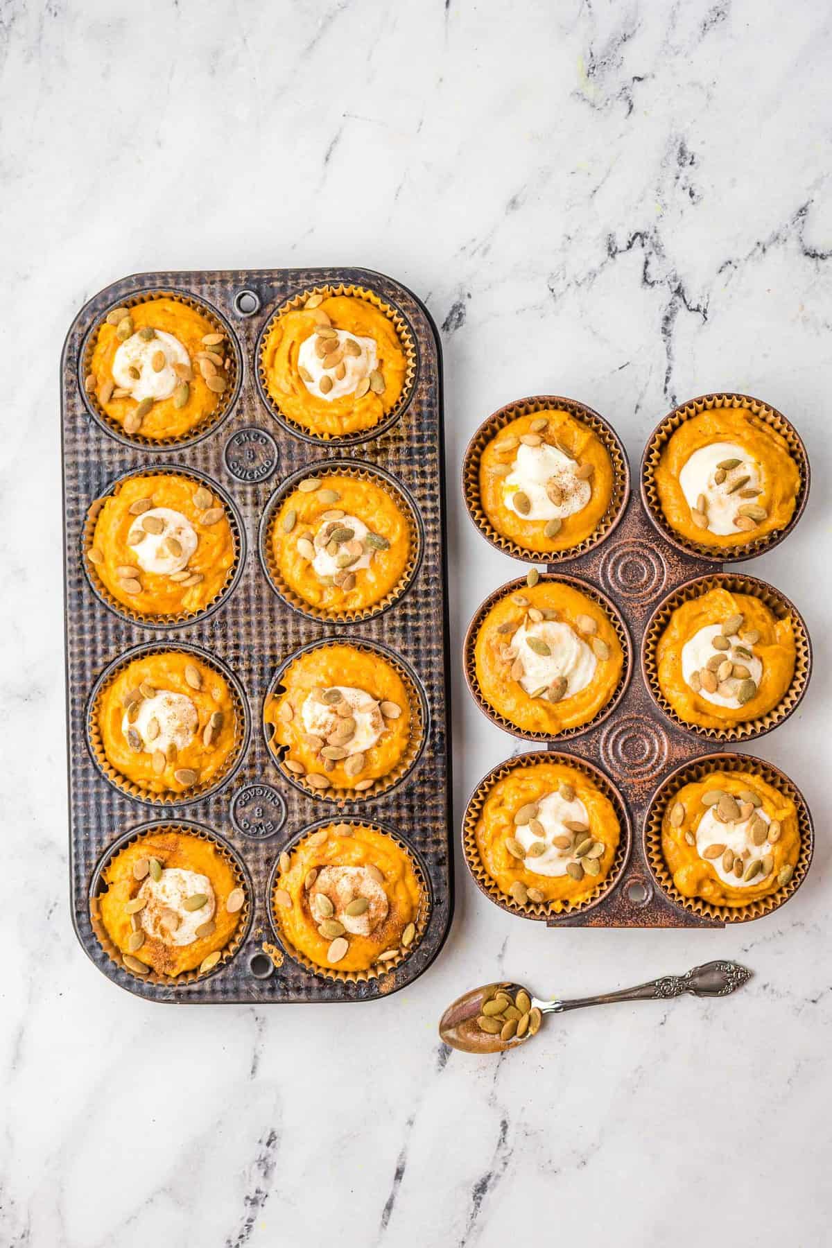 Muffins de calabaza sin hornear con queso crema y semillas de calabaza.