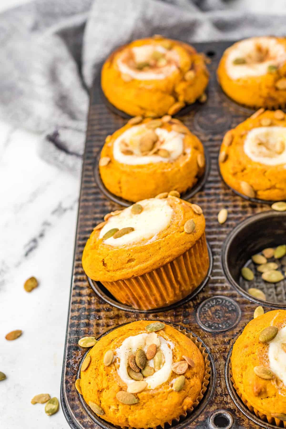Muffins en un molde, uno ligeramente salido. 