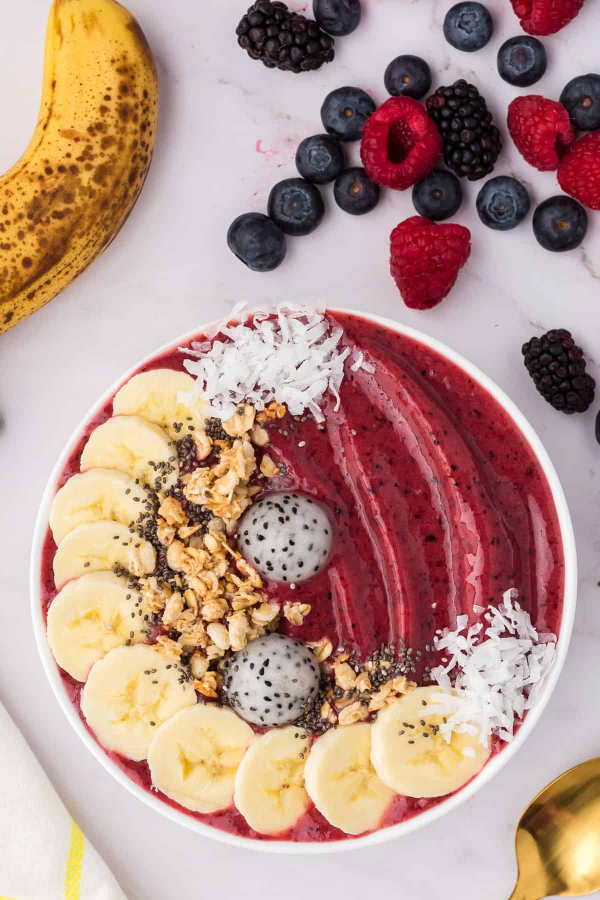 Tazón de batido con ingredientes añadidos.