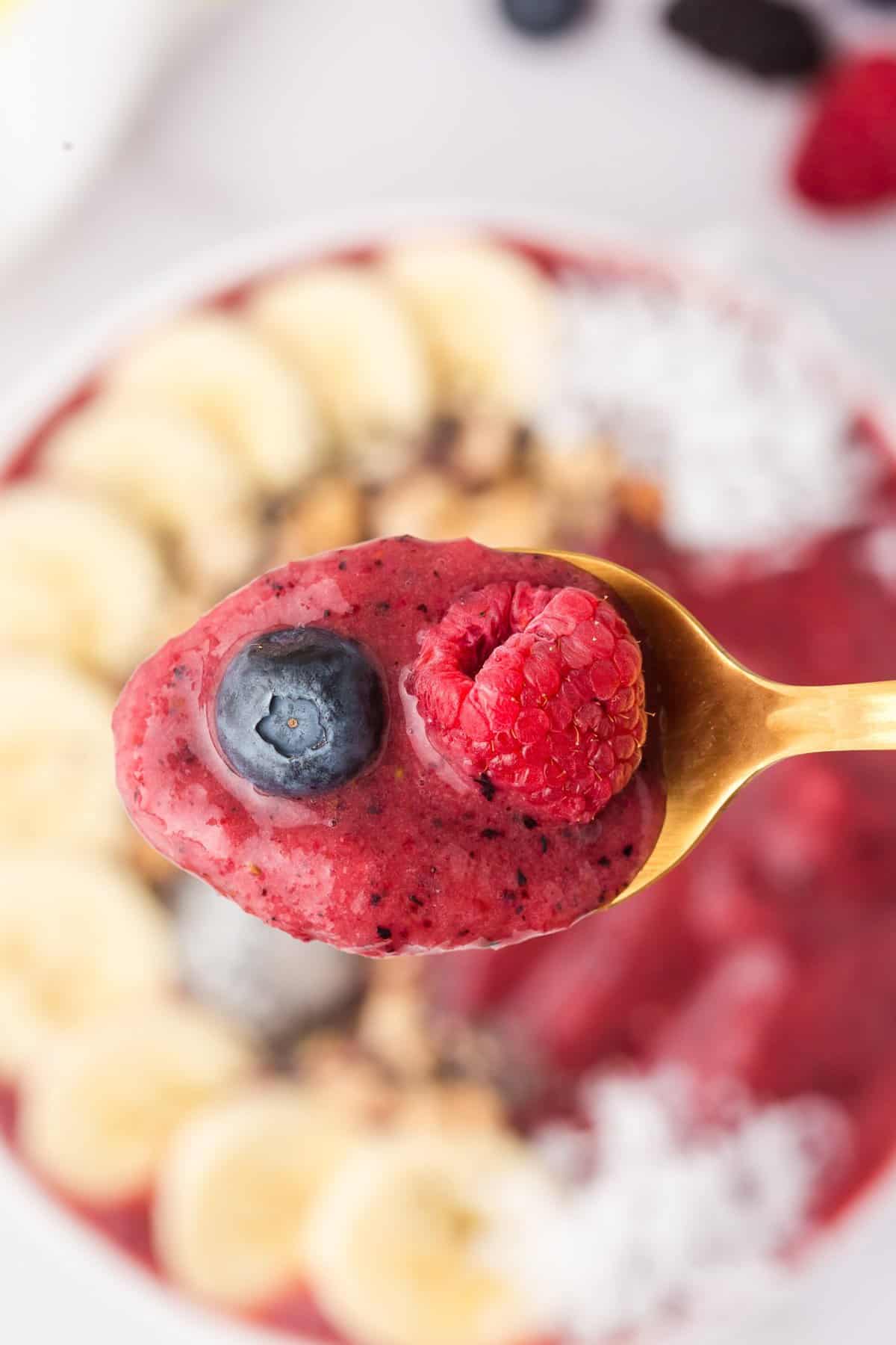 Batido y bayas frescas en una cuchara.