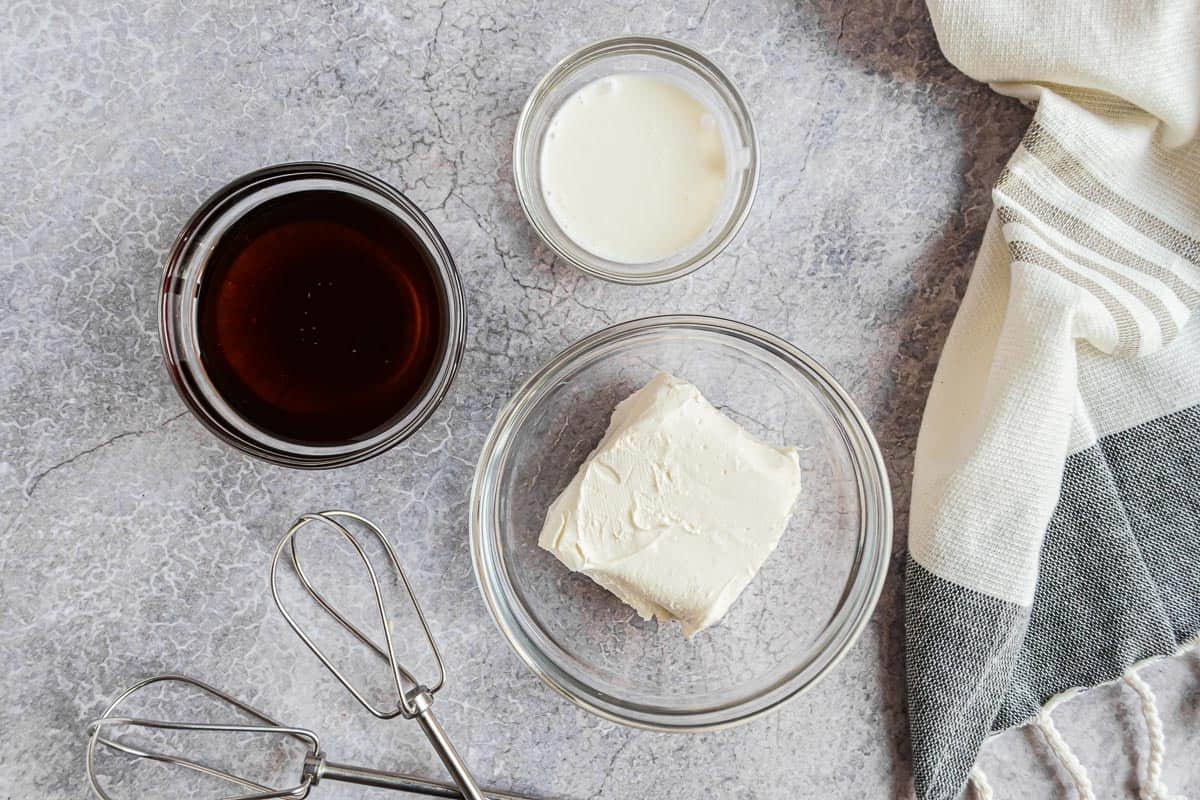 Ingredientes necesarios para la receta: queso crema, jarabe de arce, leche.