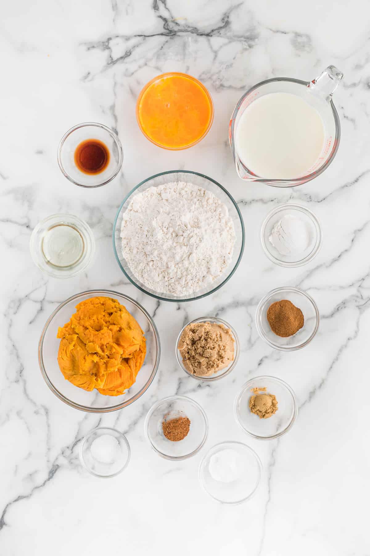Ingredientes necesarios incluyendo batatas y especias cálidas.