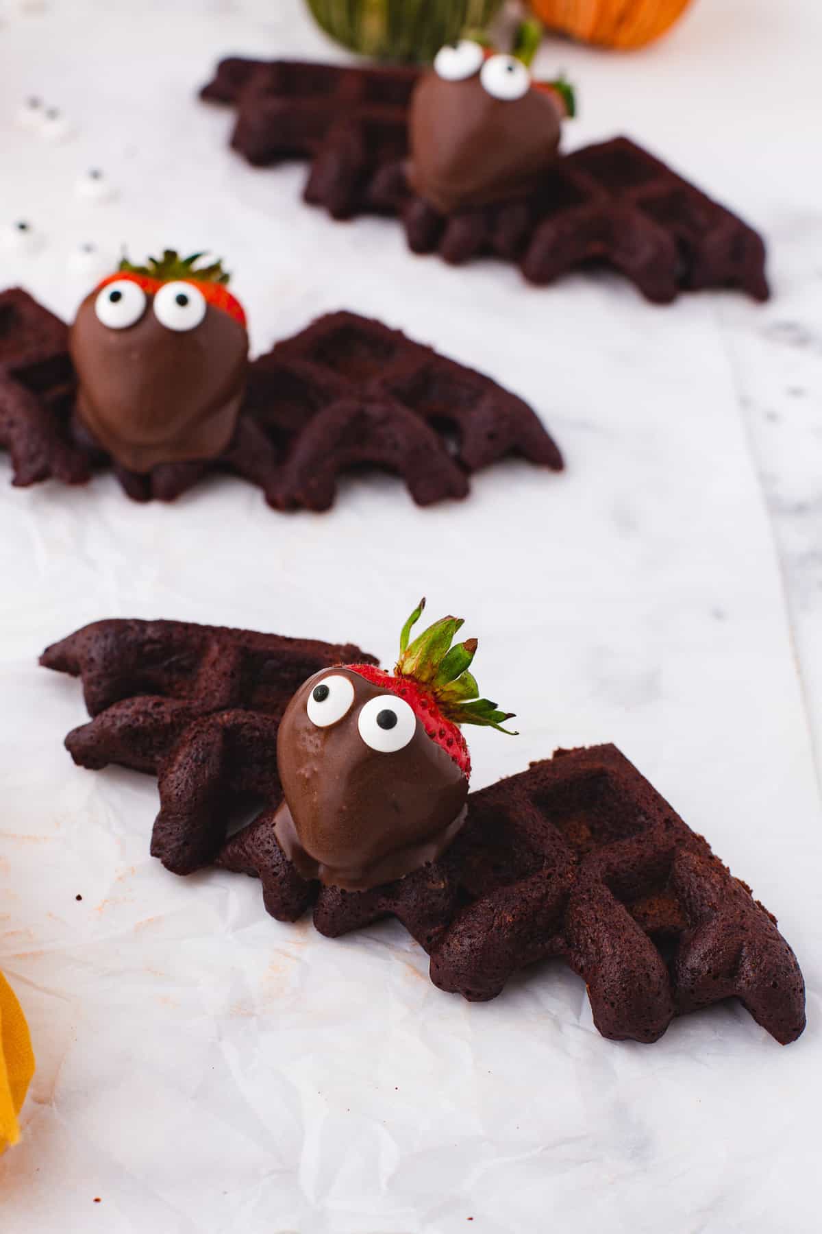 Panqueques de chocolate en forma de murciélagos.