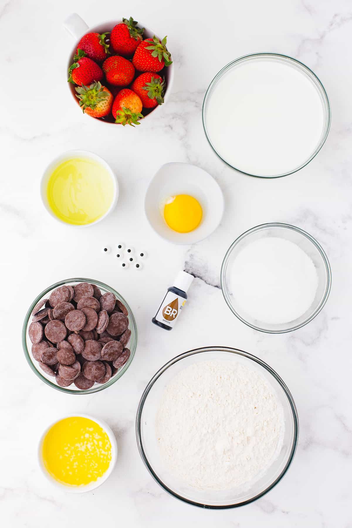 Ingredientes necesarios para la receta, incluyendo la mezcla para panqueques.