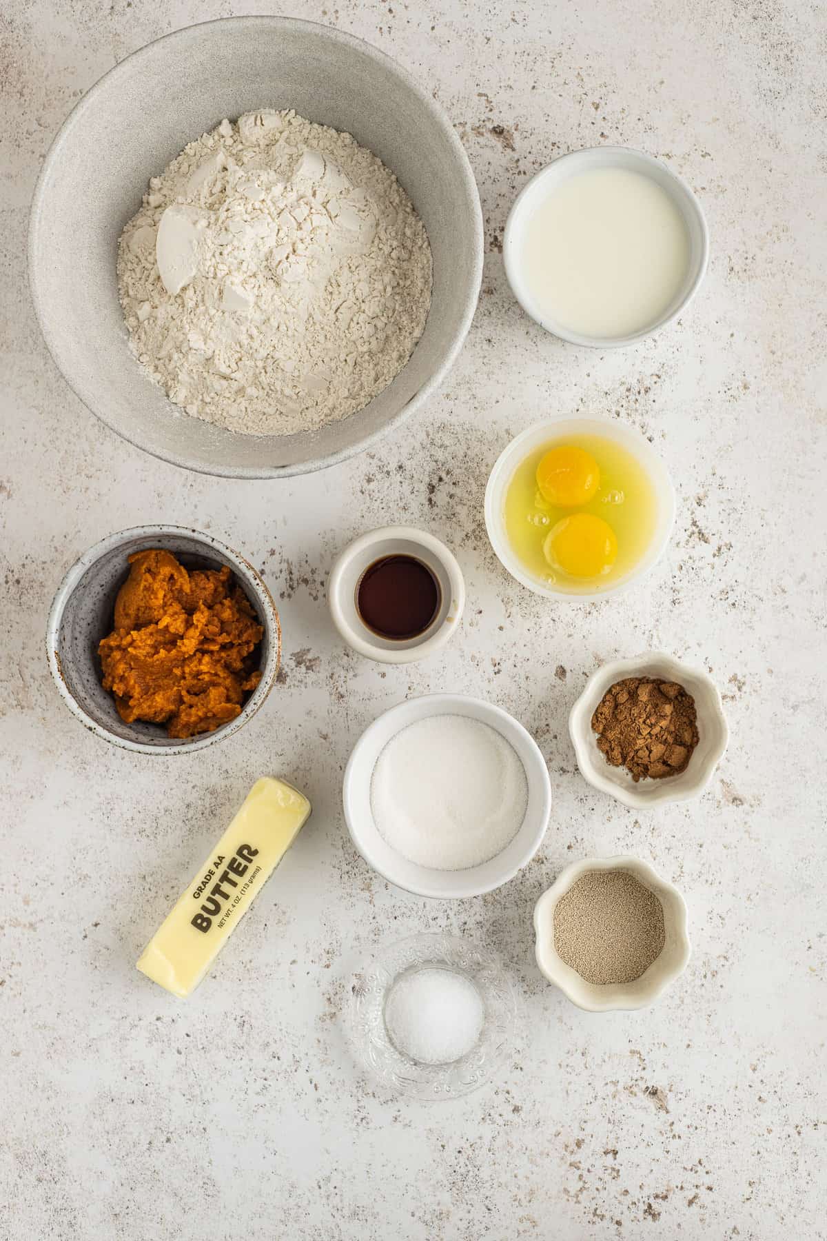 Ingredientes necesarios para la receta en platos separados.