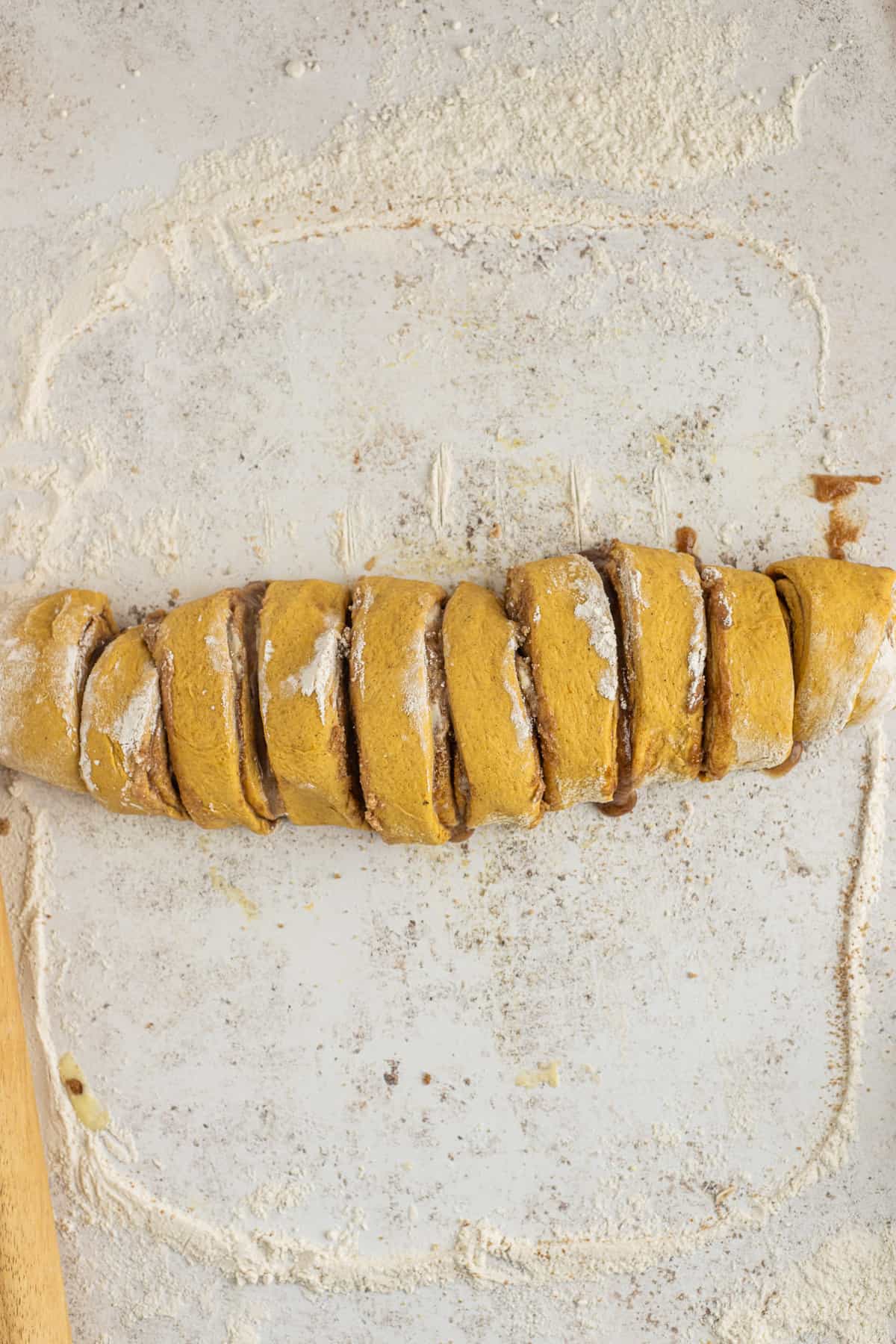 Tronco de panqueques cortado en rebanadas.