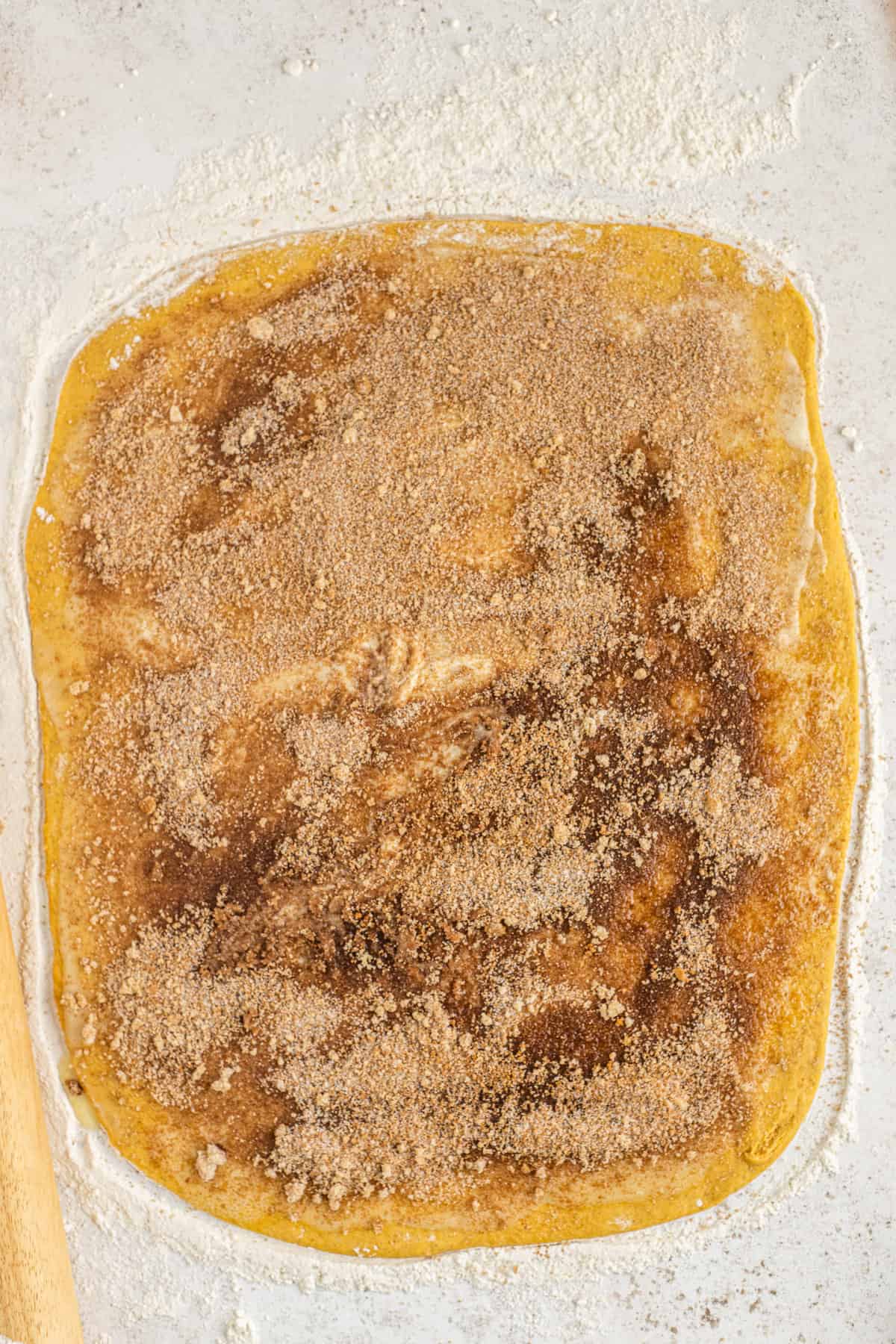Masa de panqueques de canela untada con mantequilla, azúcar y especias.