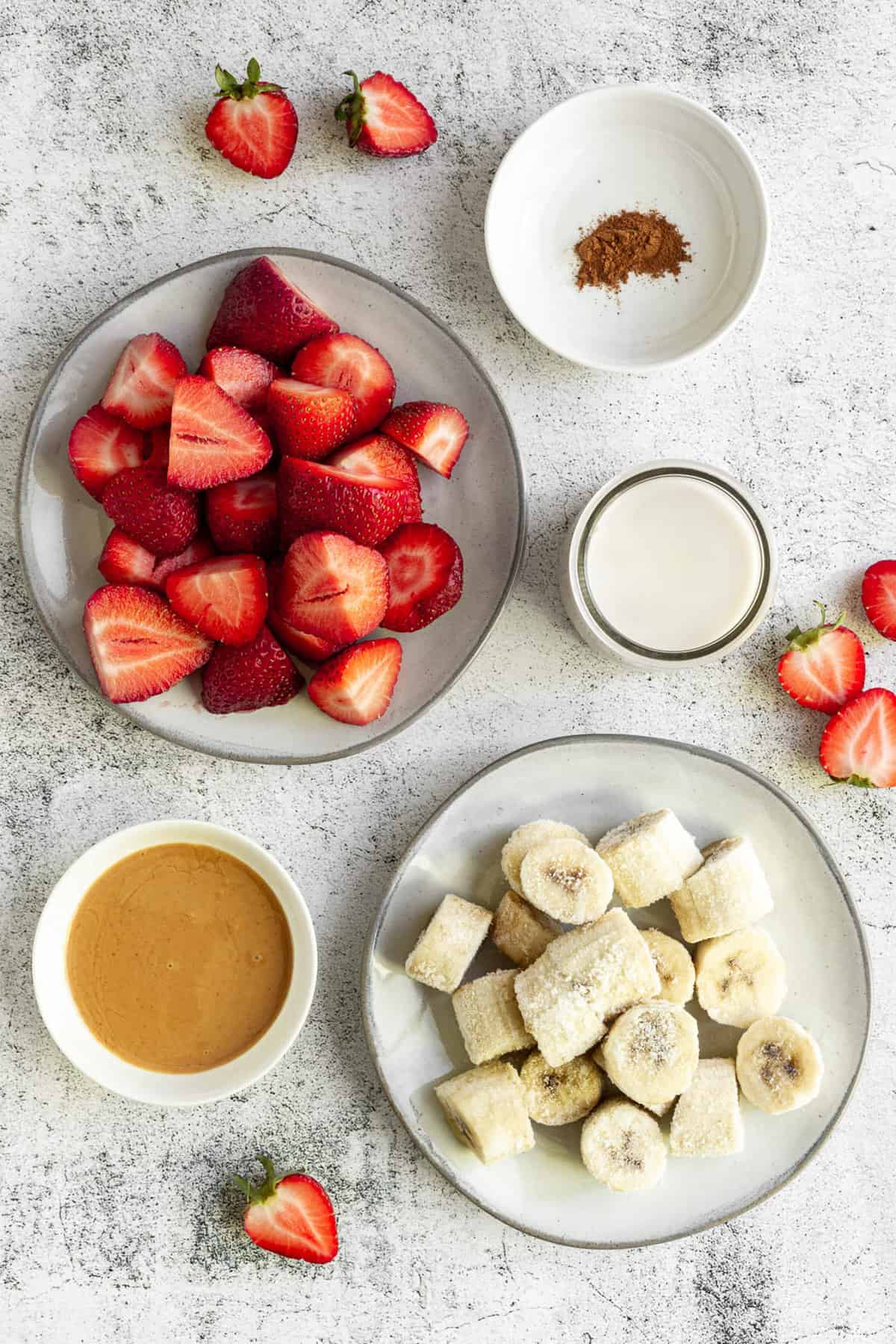 Ingredientes necesarios para la receta, incluyendo fresas y plátanos.