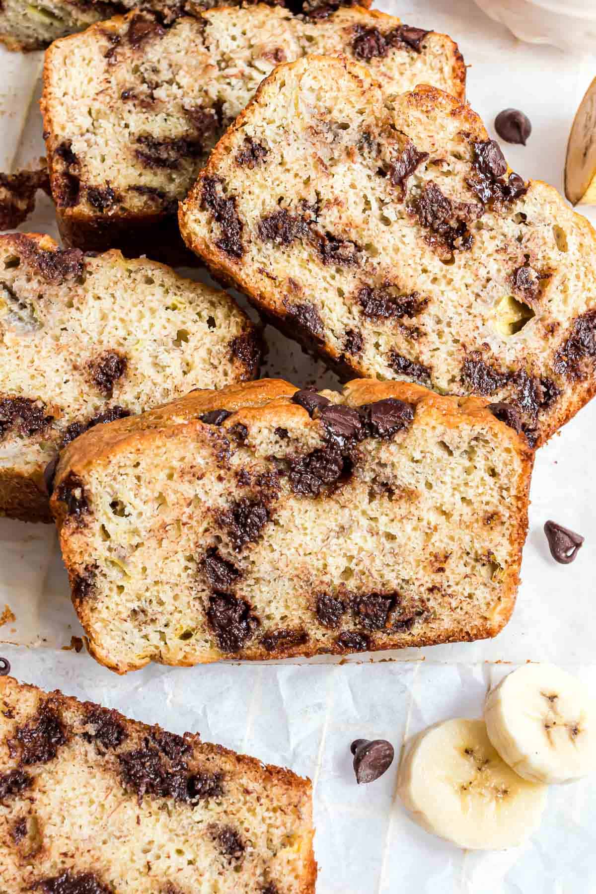 Pan de plátano con trozos de chocolate rebanado.