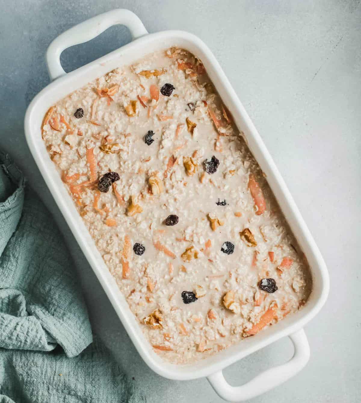 Avena sin hornear en un molde.