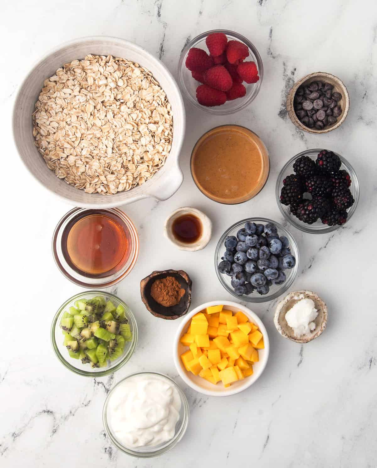 Ingredientes necesarios para la receta, incluyendo avena y fruta.