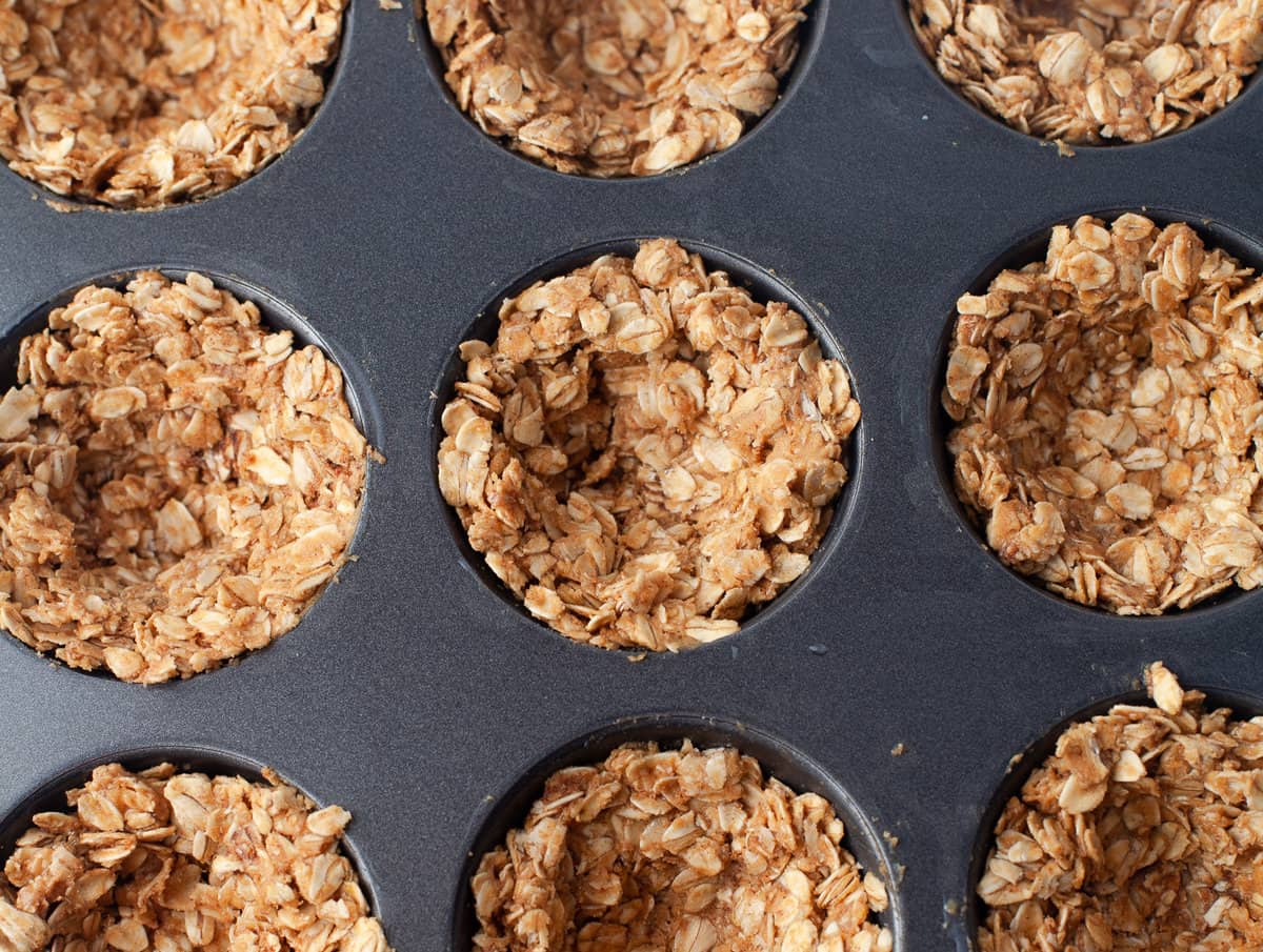 Cups de avena al horno en el molde.
