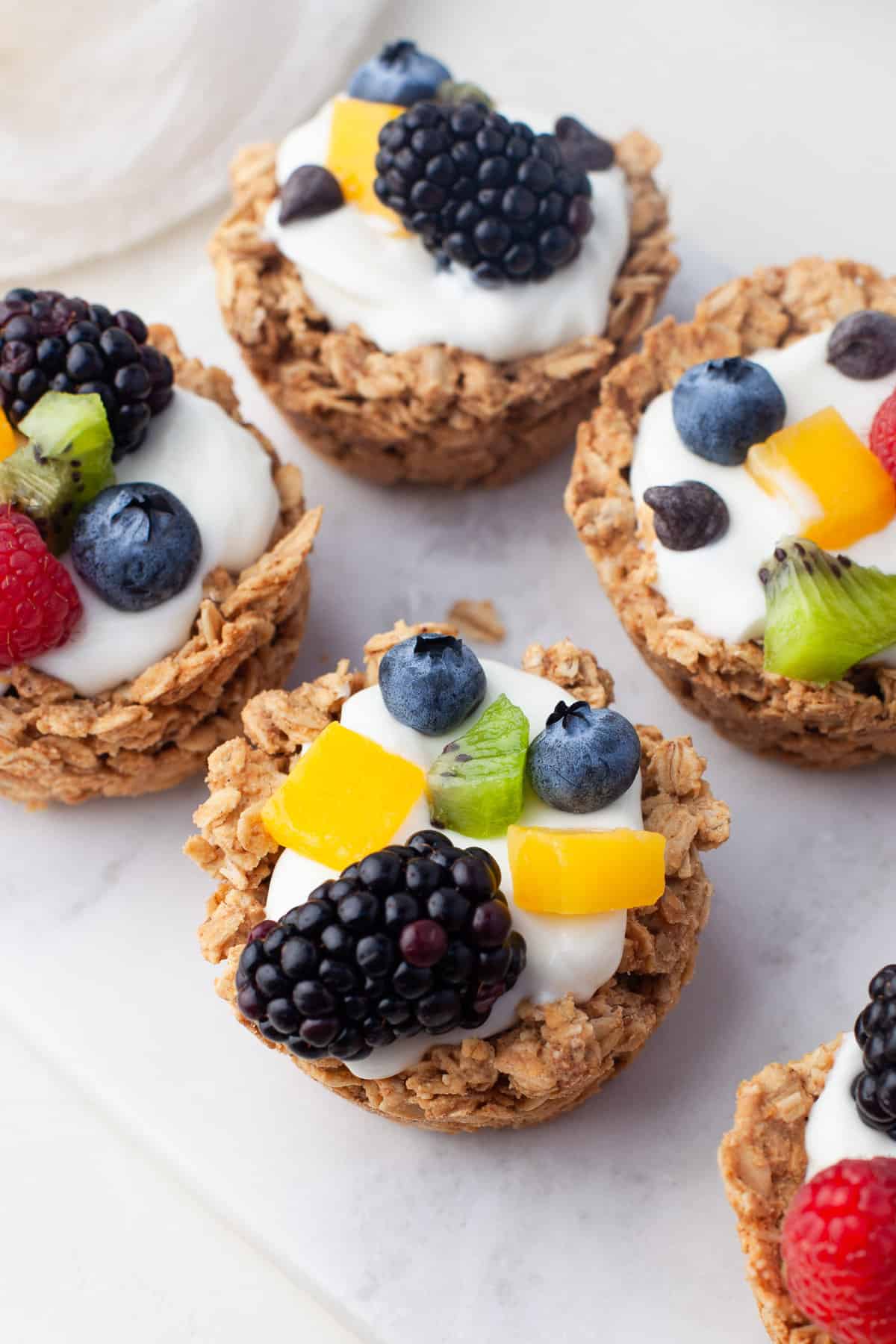 Cups de yogur de avena con frutas coloridas.