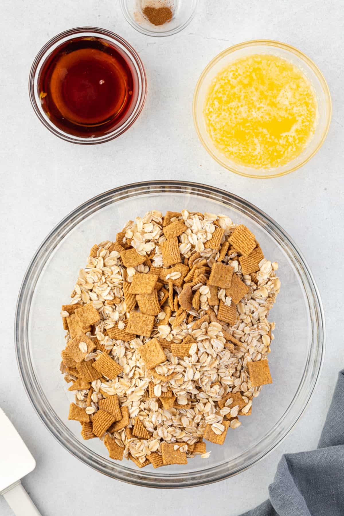 Ingredientes de granola mezclados.