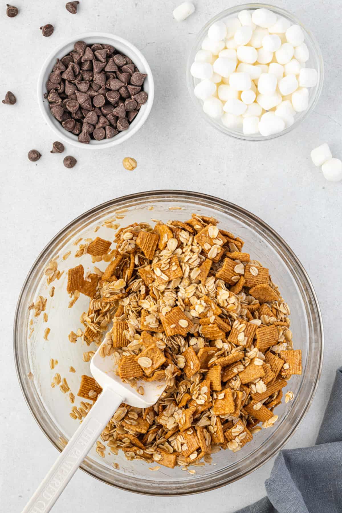 Granola mezclada, aún no cocida.
