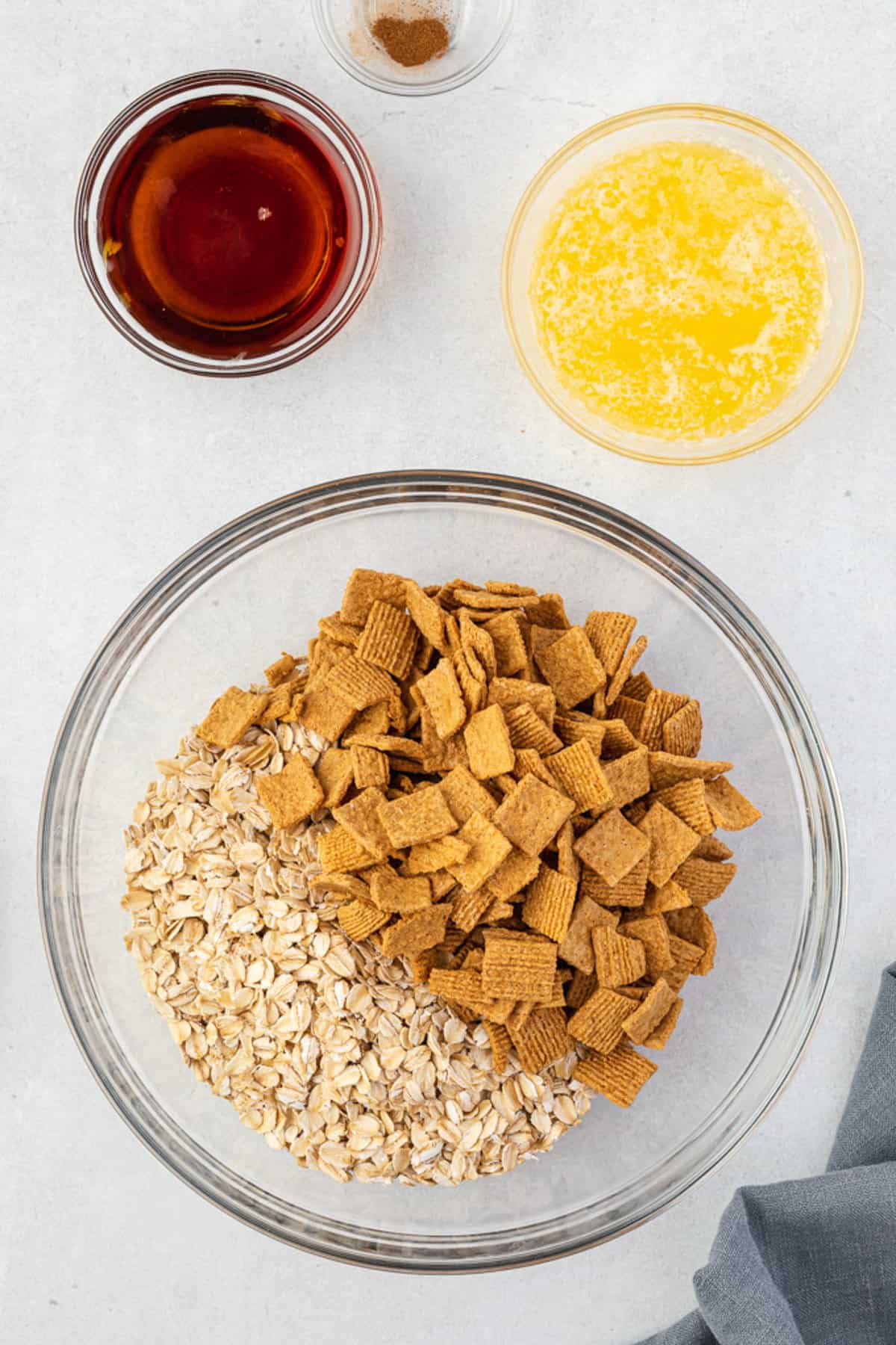 Ingredientes de granola aún no mezclados.