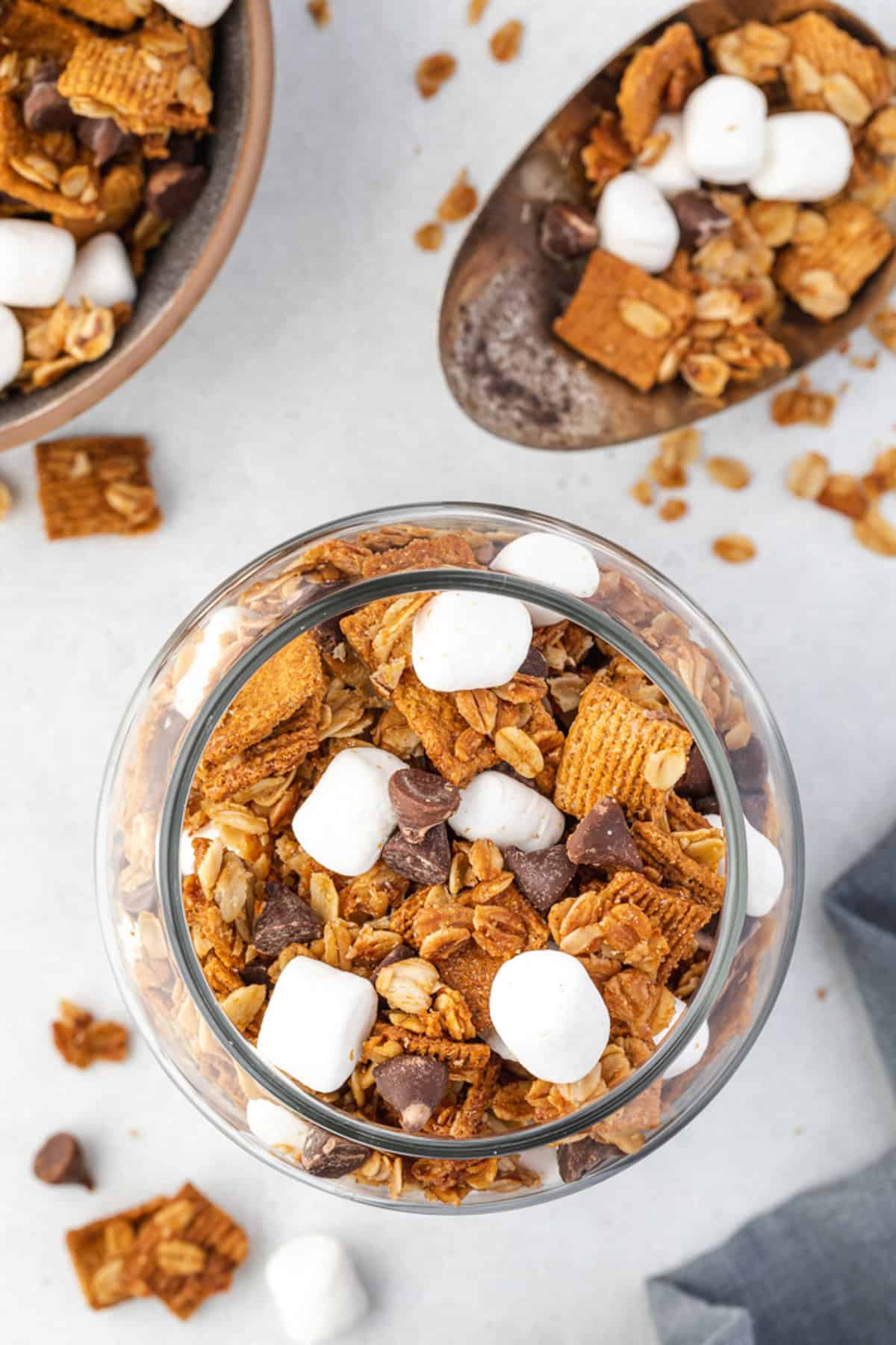 Granola de s'mores en un tarro.