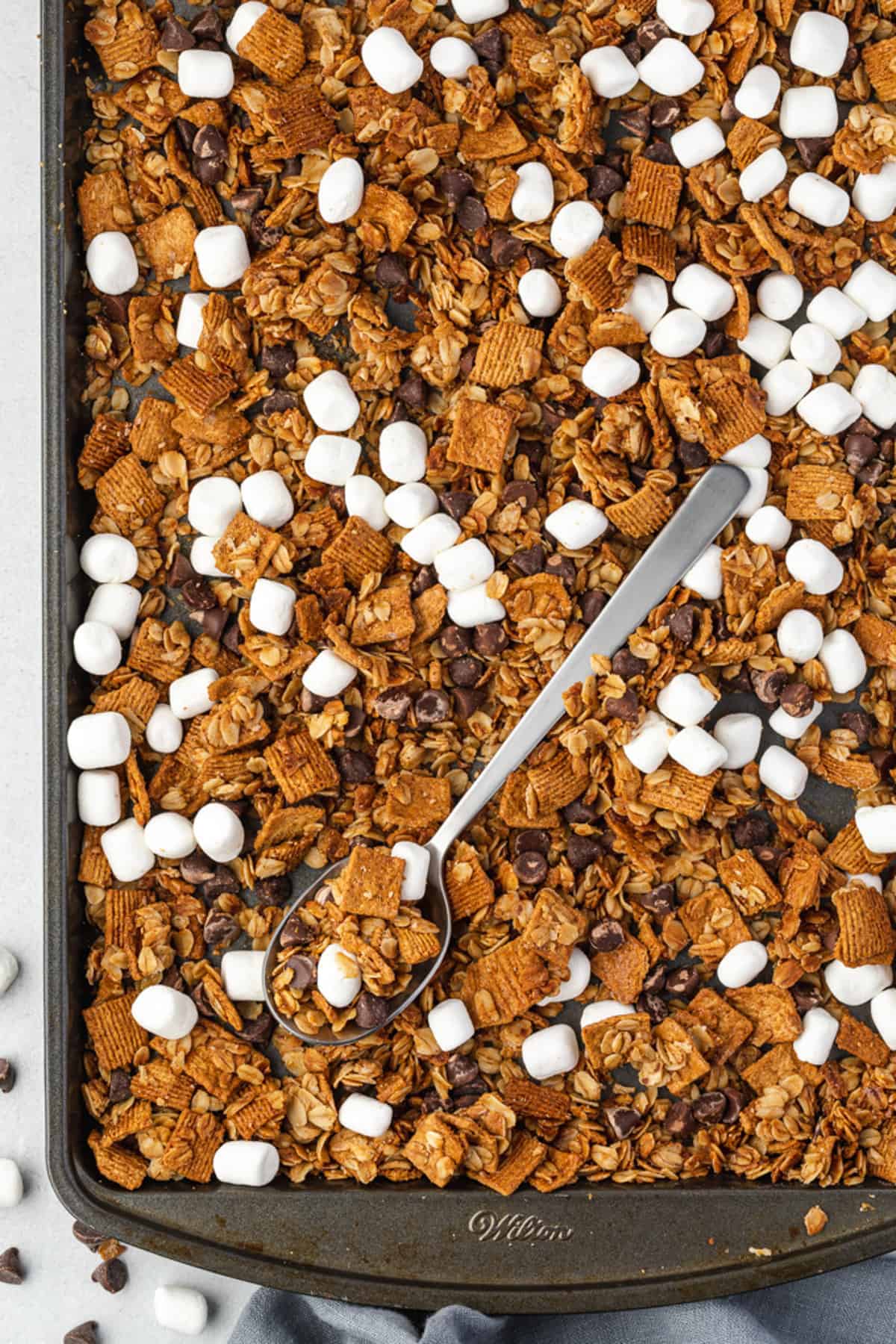 Granola con chispas de chocolate y malvaviscos.