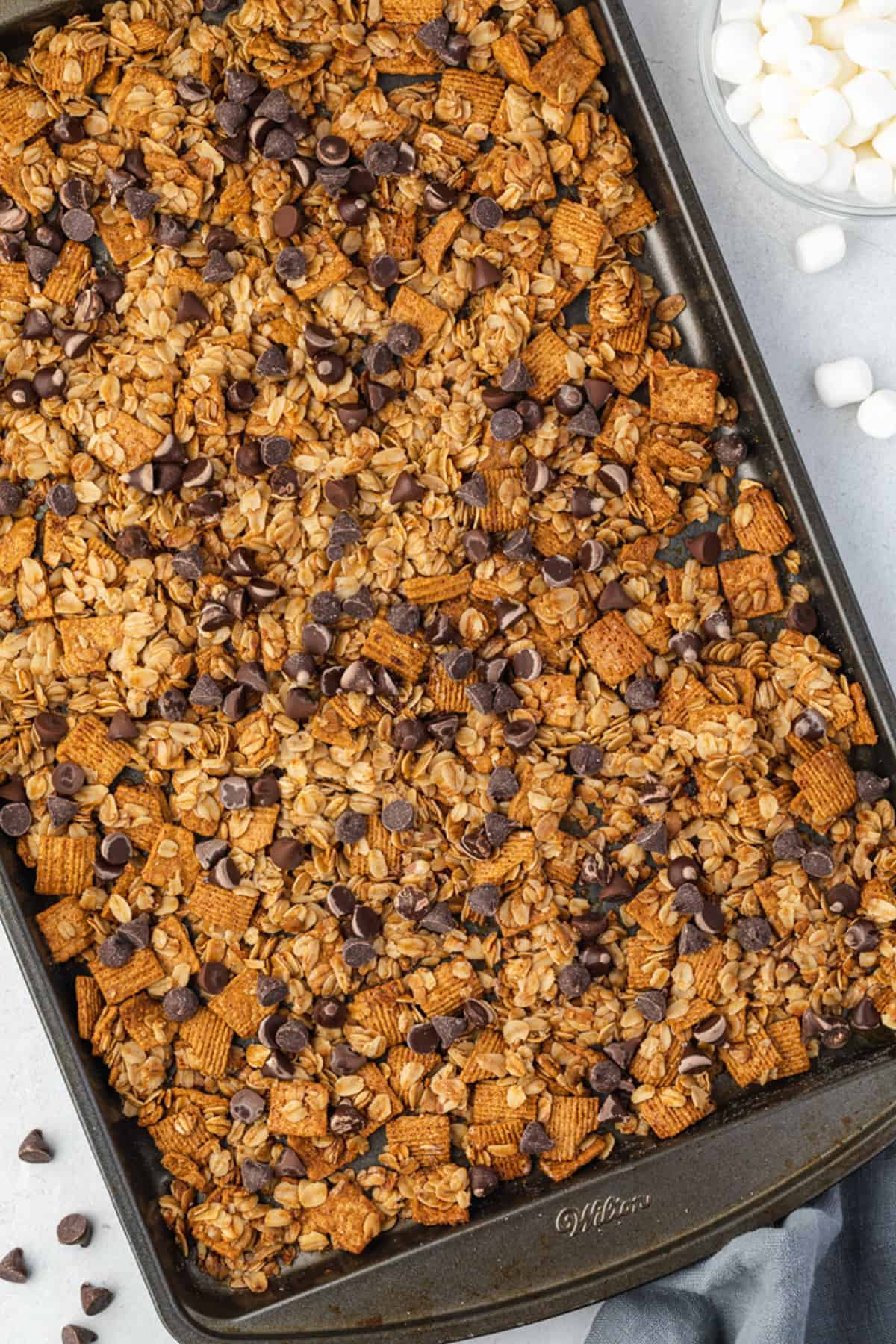 Granola cocida en una bandeja.